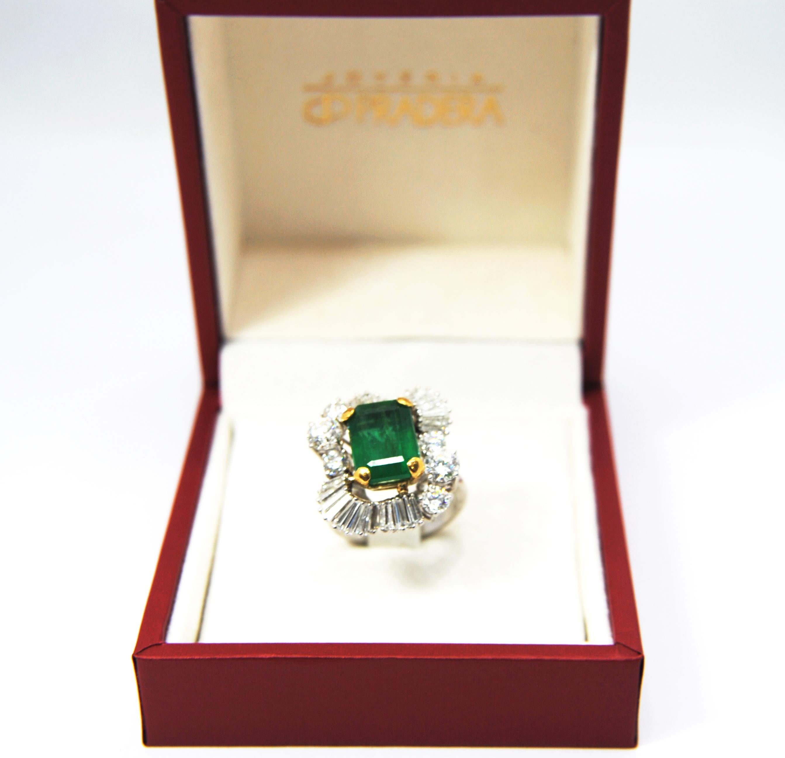 Women's or Men's Classic Emerald Solitaire Ring in 18Kt Gold and a Crown of Baguettes Diamonds For Sale