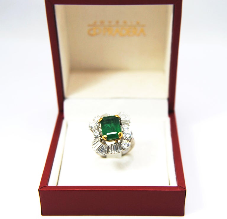 Classic Emerald Solitaire Ring in 18Kt Gold and a Crown of Baguettes Diamonds For Sale 1
