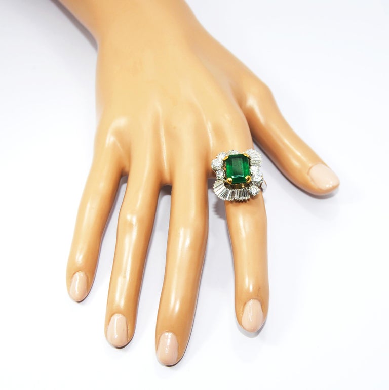 Classic Emerald Solitaire Ring in 18Kt Gold and a Crown of Baguettes Diamonds For Sale 2