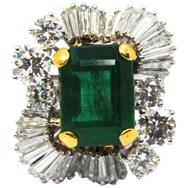 Classic Emerald Solitaire Ring in 18Kt Gold and a Crown of Baguettes Diamonds For Sale