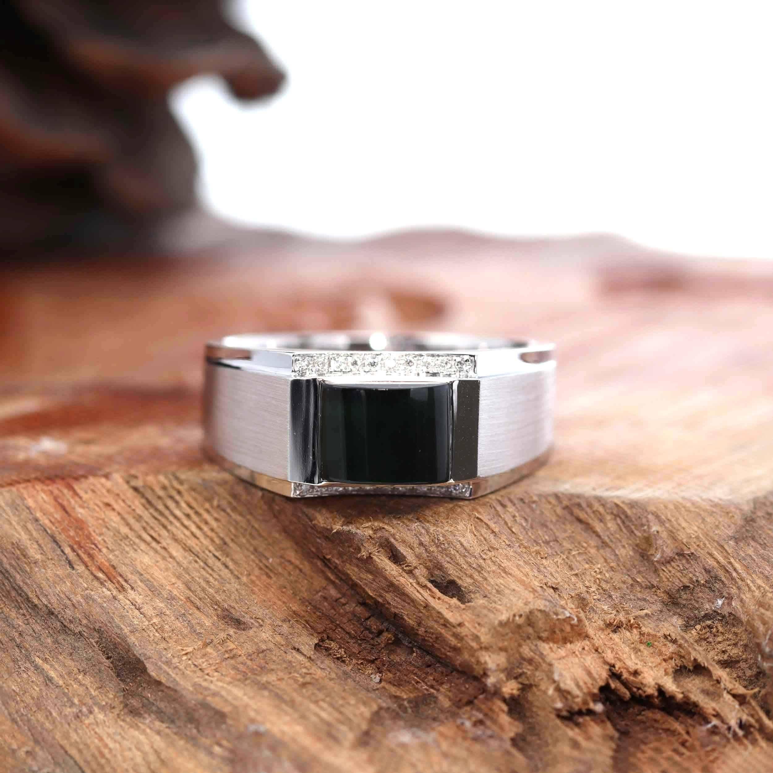 * Designkonzept---  Dieser Ring ist aus echter burmesischer schwarzer Jadeit-Jade von hoher Qualität gefertigt. Die schwarze Jadeit-Jade zeigt unter dem Licht tatsächlich die smaragdgrüne Farbe. Lünettenfassung mit Smaragdschliff und einzigartigem