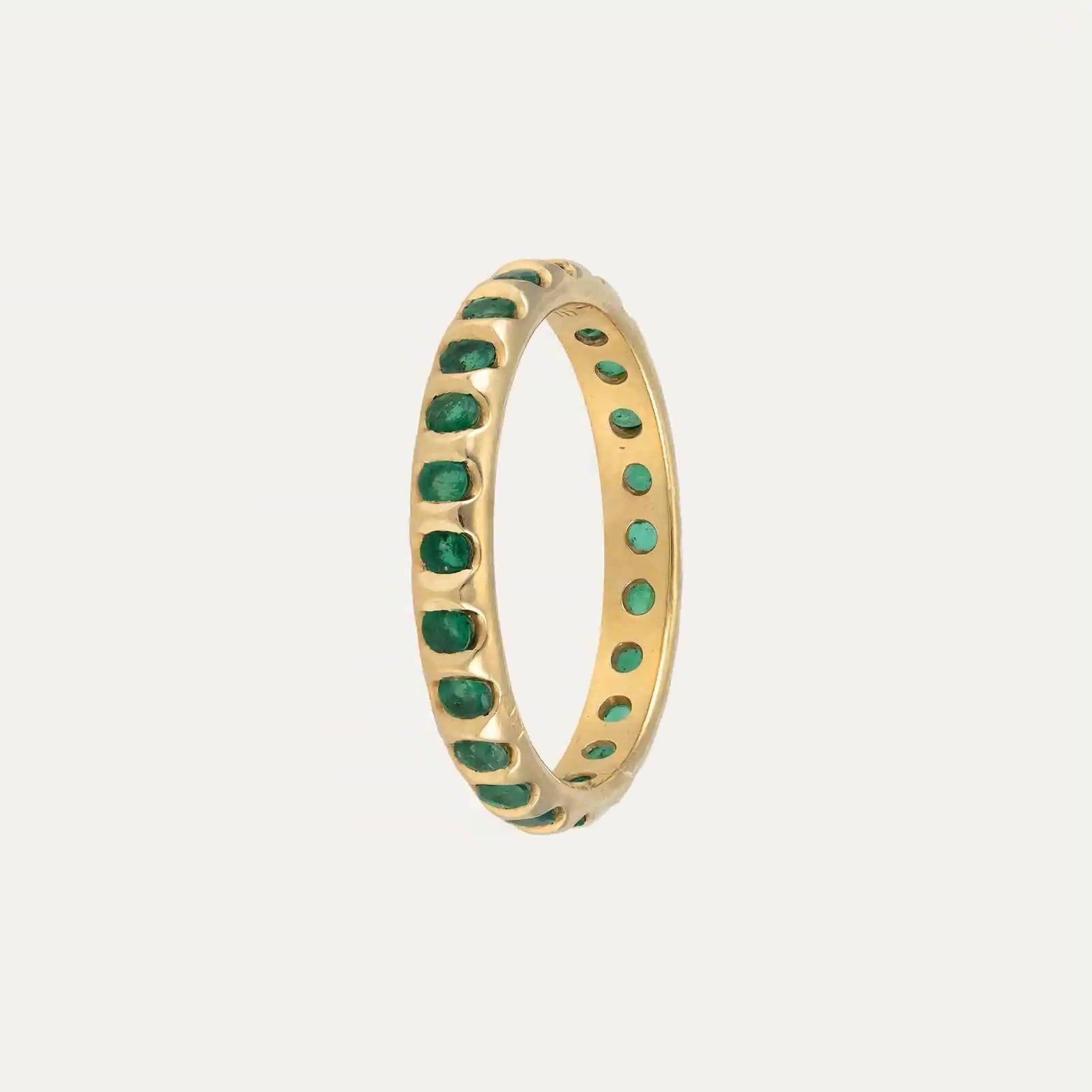 18kt – 750‰ yellow gold ring, adorned with a continuous row of 24 emeralds, distributed along the entire ring. A very discreet and classic ring.

