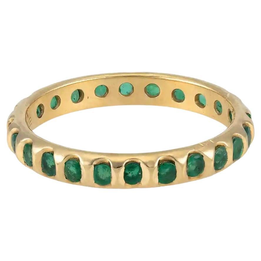 Anillo clásico de oro con esmeraldas