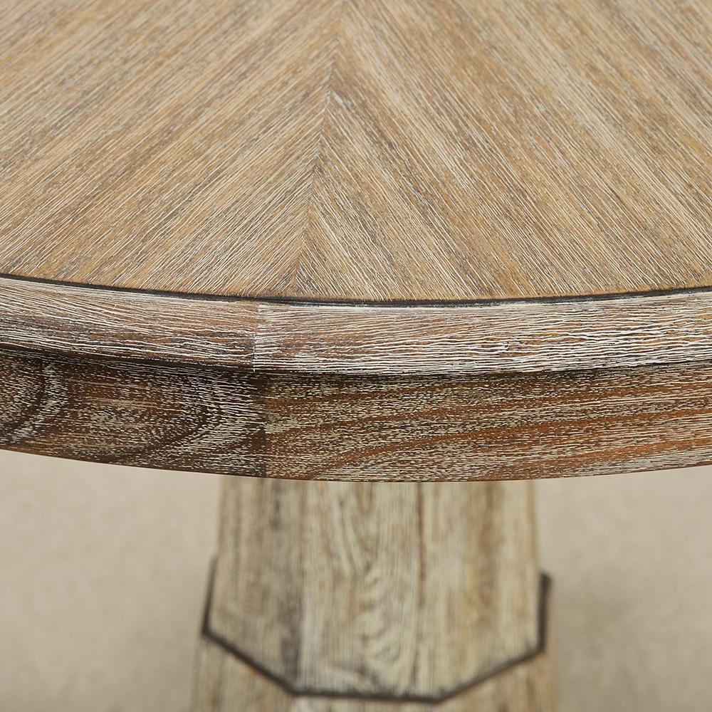 Realizzato in rovere cerato grigio con un'insolita finitura in acacia invecchiata, questo tavolo presenta un bordo ogivale splendidamente intagliato che aggiunge un tocco di dettaglio intricato.

Il tavolo è sostenuto da una robusta base ottagonale
