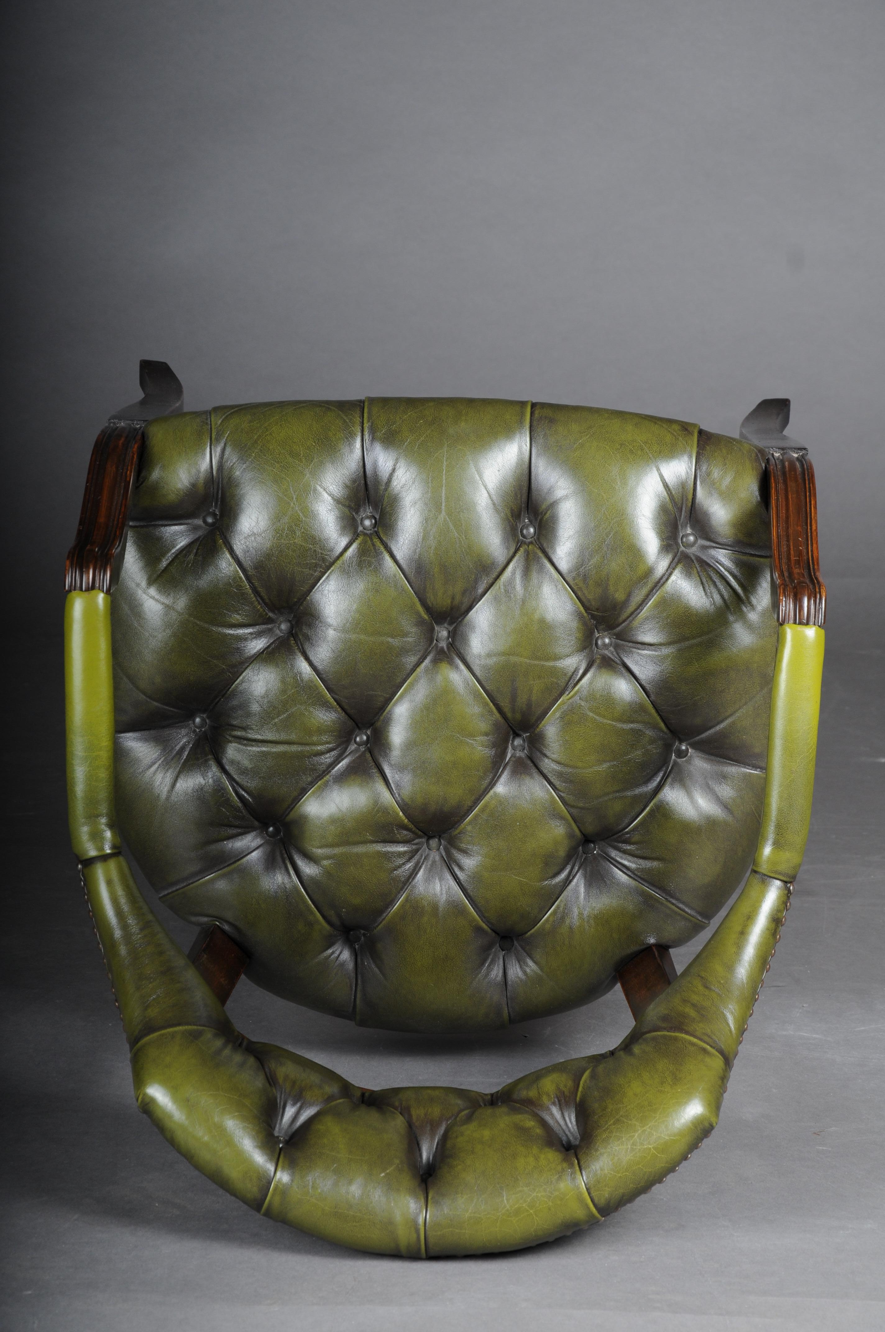 Klassischer englischer Sessel, Chesterfield-Leder, grün im Angebot 6