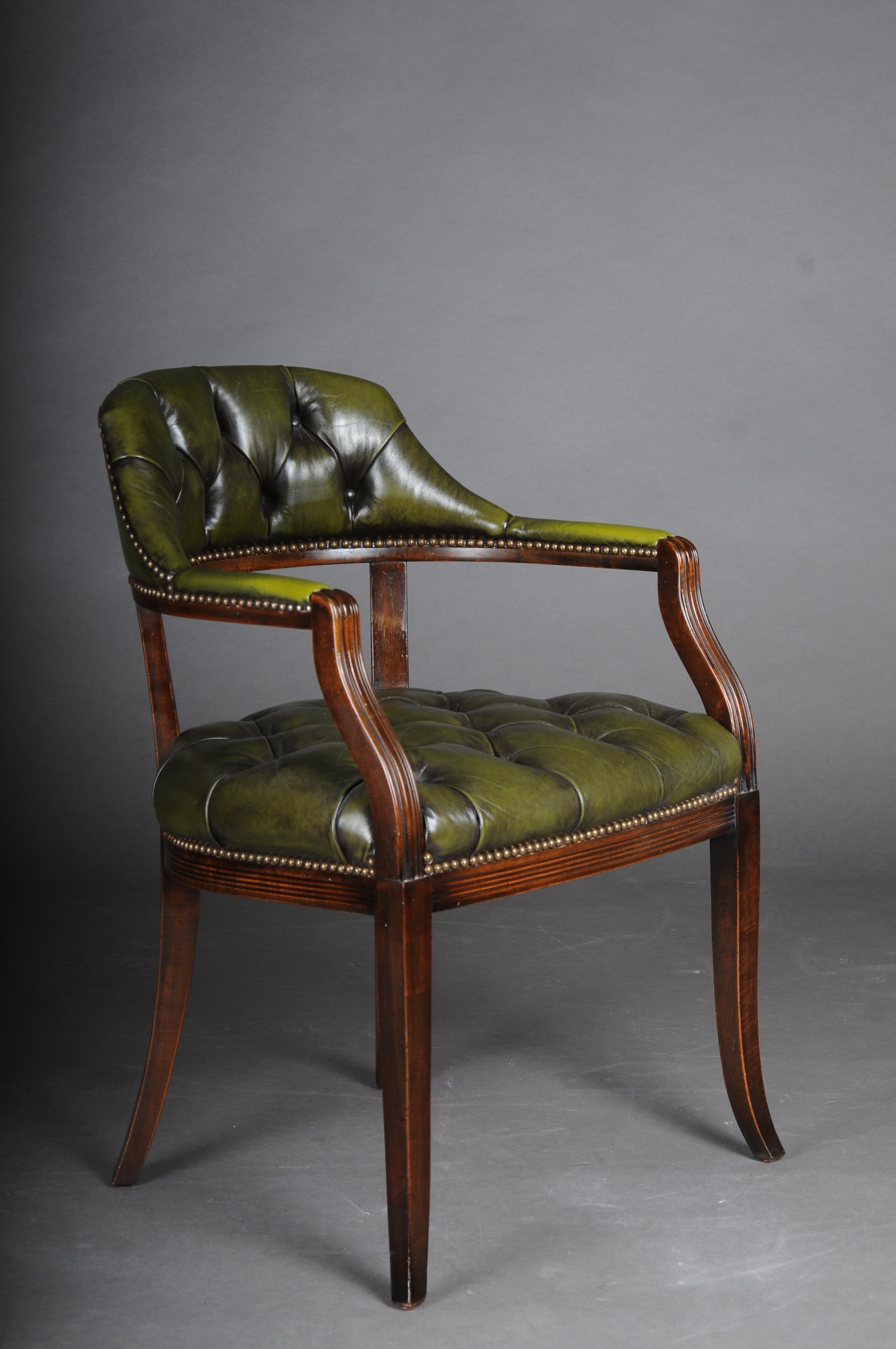 Classic English Armchair, Chesterfield Leather, Green In Good Condition For Sale In Berlin, DE