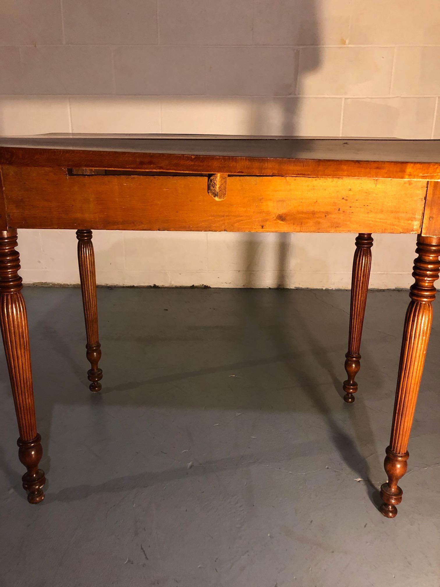Classic English Cherry Drop-Leaf Table In Excellent Condition In Hopewell, NJ