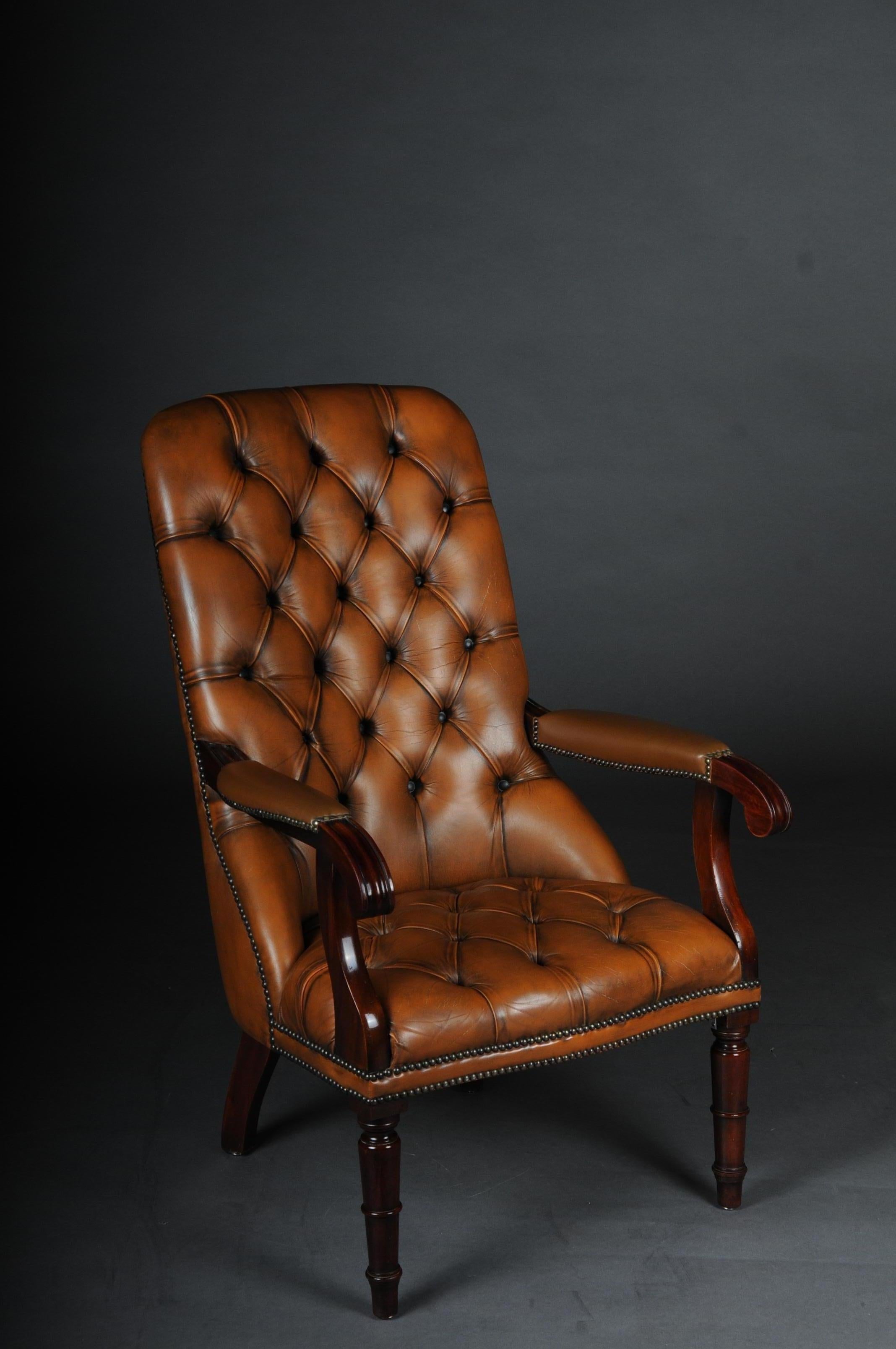 Classic English Chesterfield armchair, leather cognac

Complete upholstery in Chesterfield, cognac. Classic shape and extremely comfortable, 20th century.
Solid mahogany wood.

(B-178).