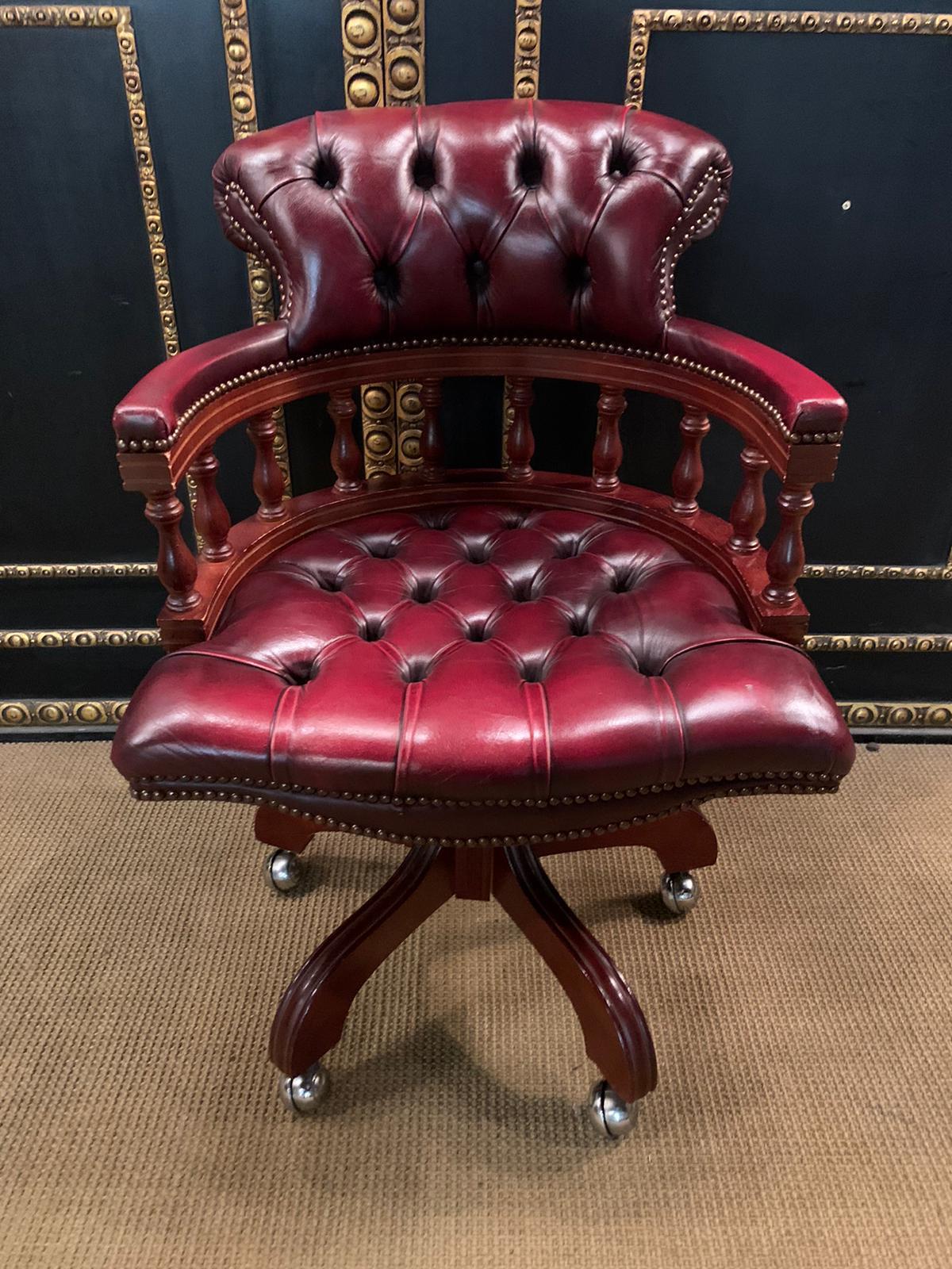 Chesterfield office swivel chair on castors. Fully quilted leather.
At the front of the armrests, the leather is slightly damaged
Beautiful and unique red with over decades grown dreamlike patina. With its own charm, this shapely armchair enchants