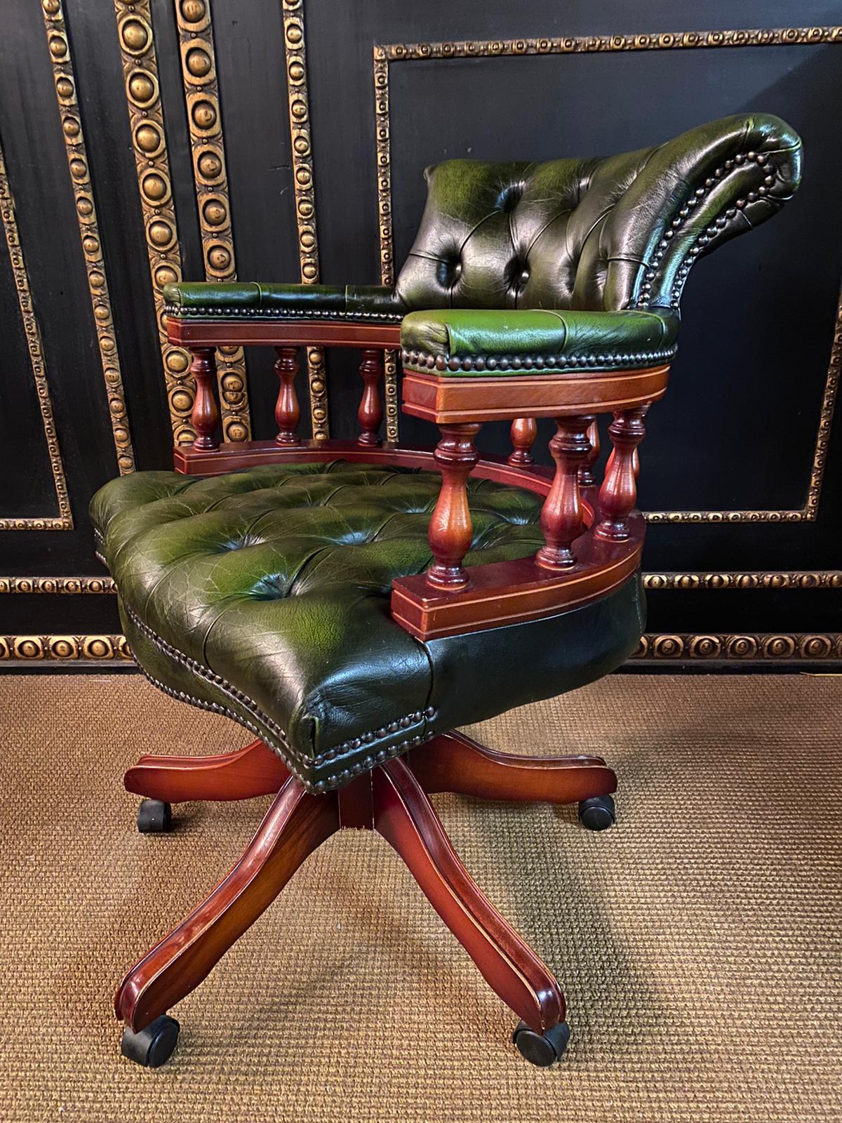 Classic English Chesterfield Captains Office Chair Swivel and Tilt on Castors In Good Condition In Berlin, DE