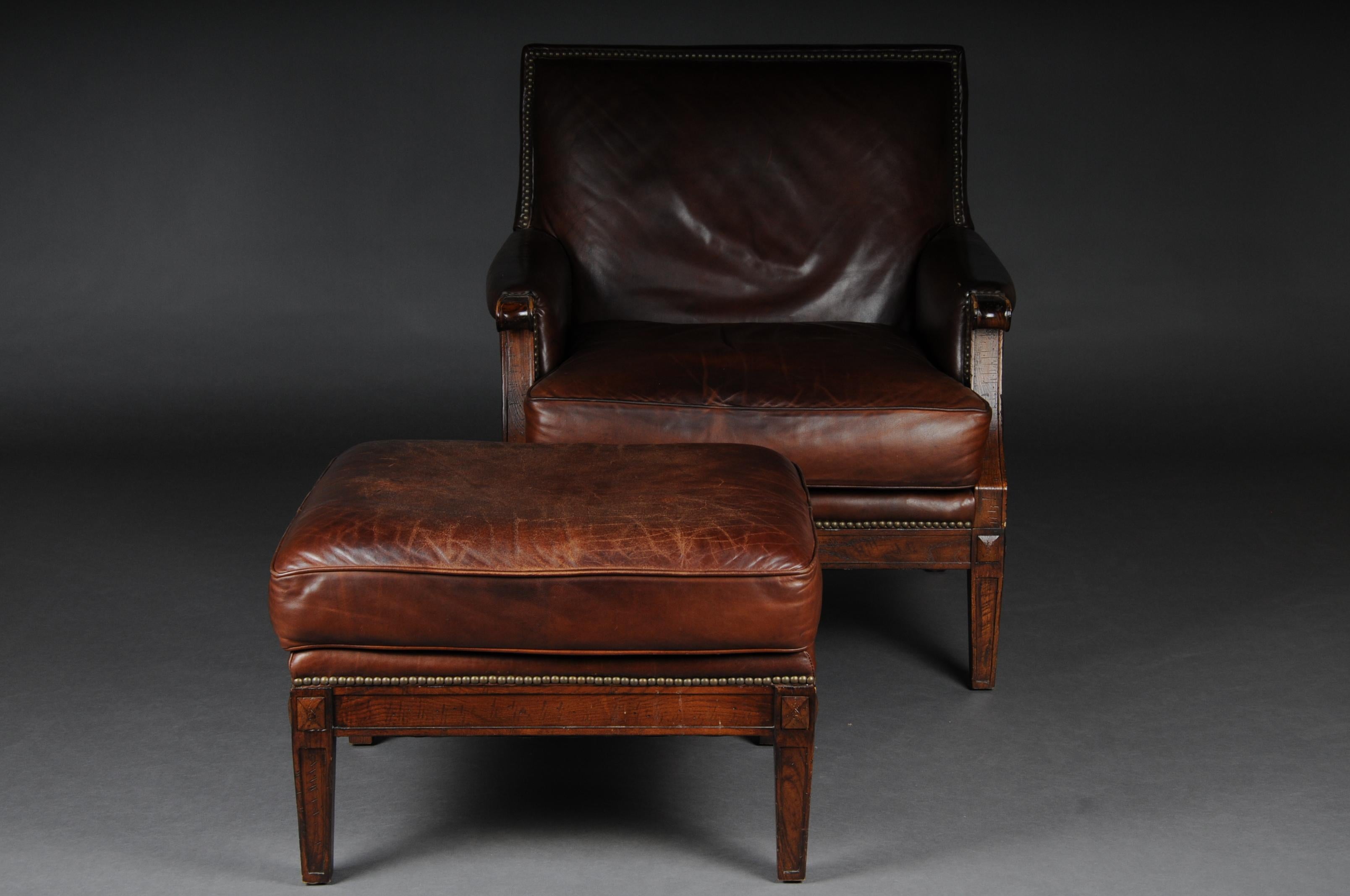 Classic English club chair with footstool, leather

Solid wood mahogany. Straight frame on conical feet. Leather cover riveted. Extremely high quality. Seat and backrest are finished with a historical, Classic upholstery.

(B - 154).
 