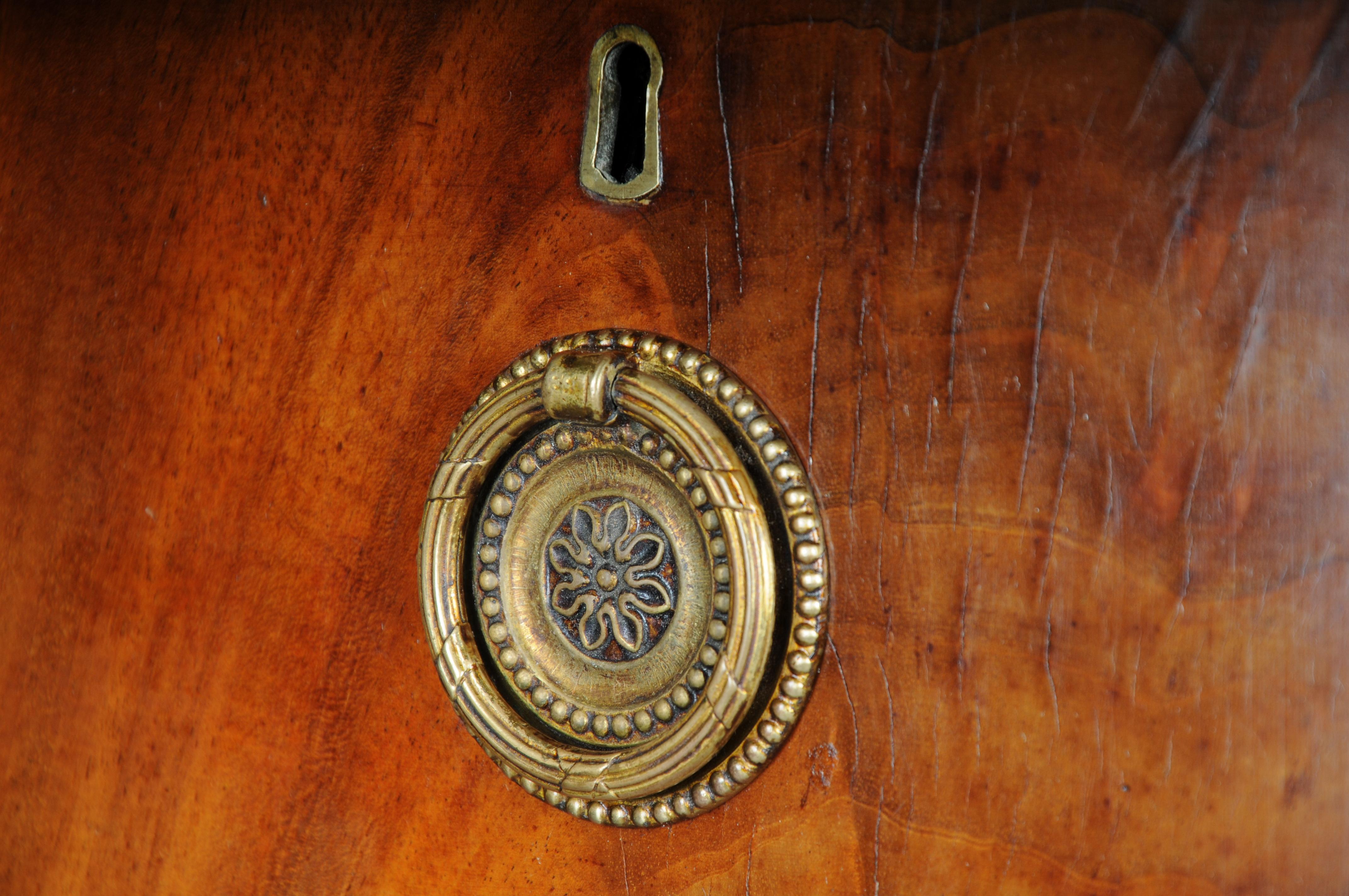 Classic English mahogany chest of drawers, circa 1890 For Sale 8