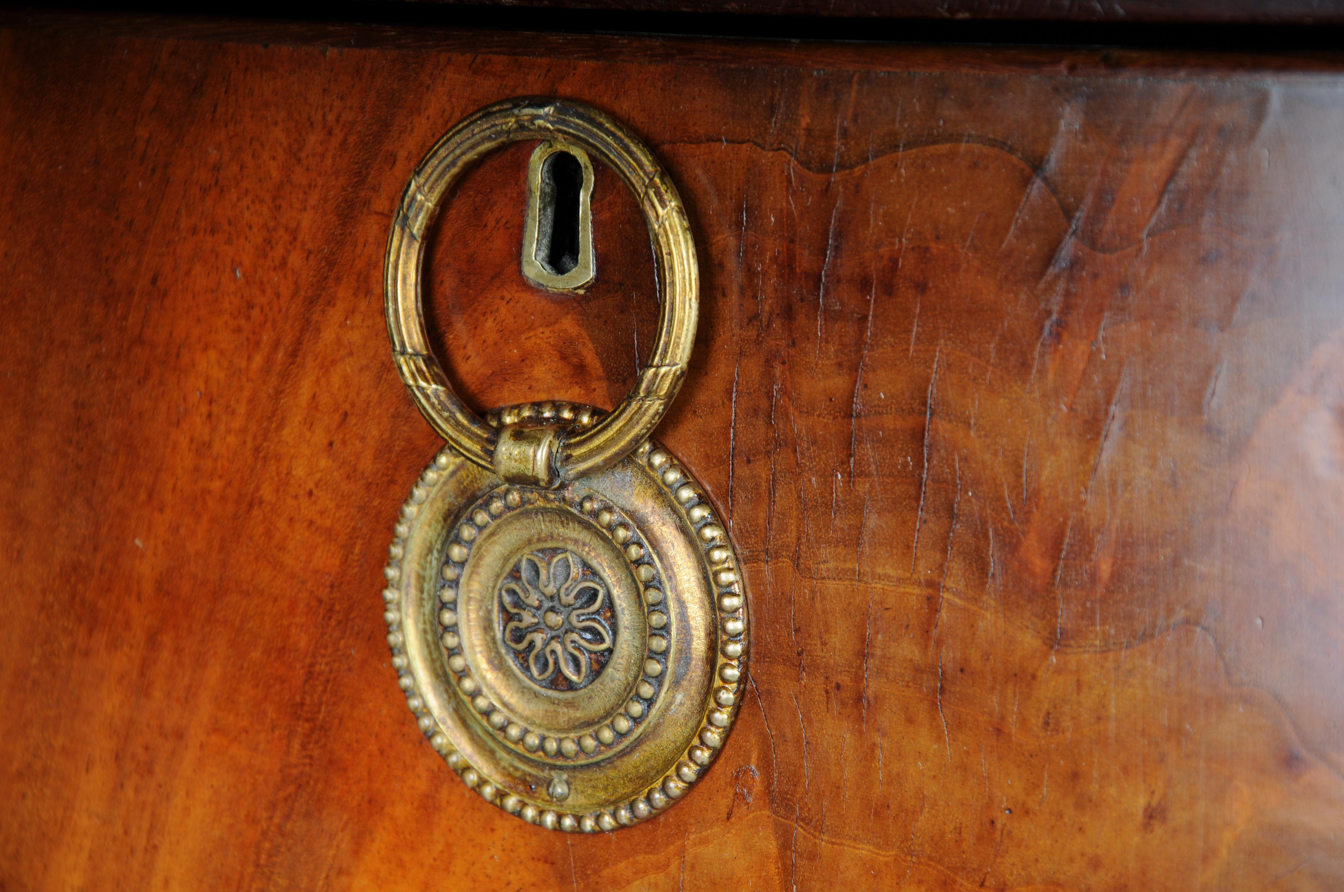 Classic English mahogany chest of drawers, circa 1890 For Sale 9