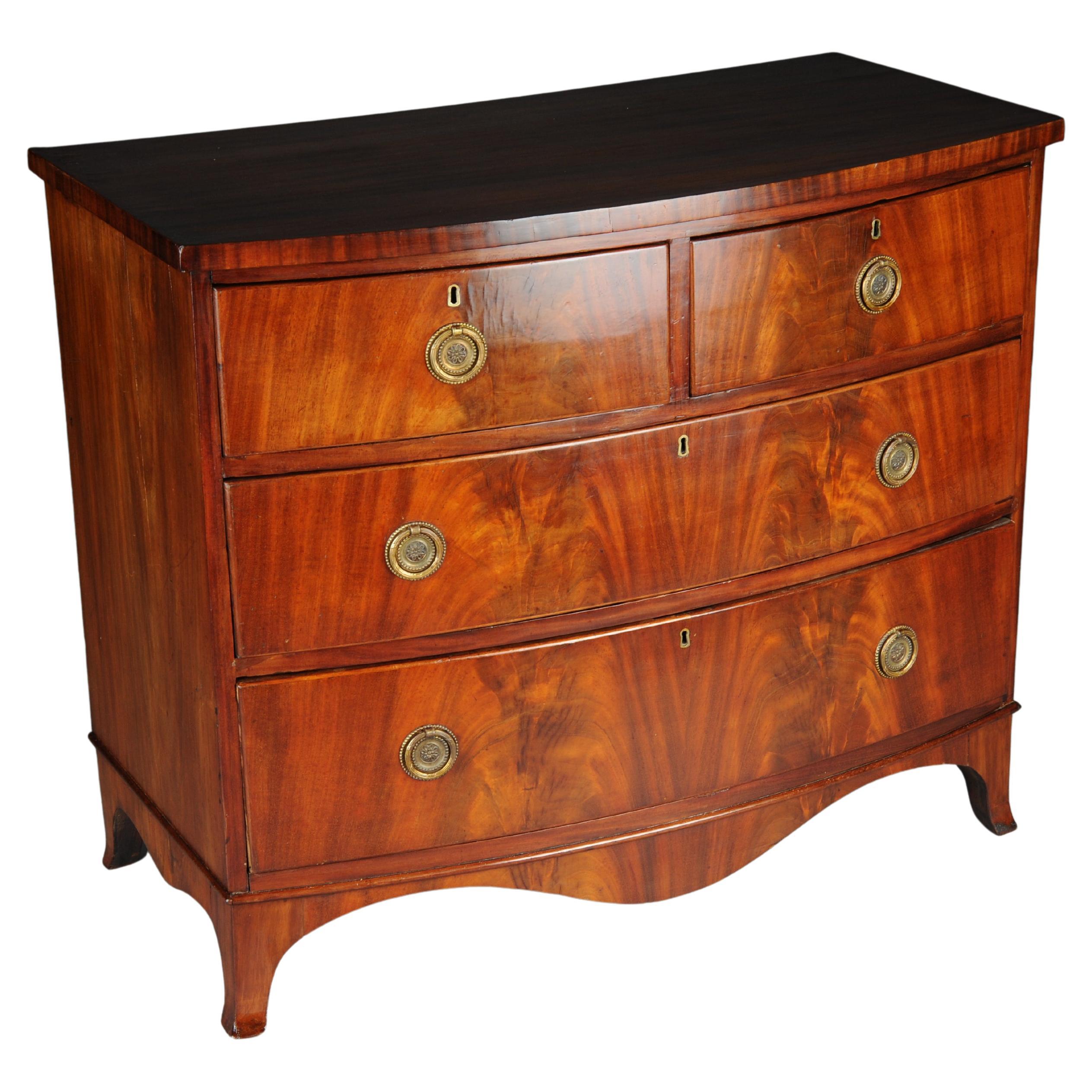 Classic English mahogany chest of drawers, circa 1890

Solid wood with mahogany veneer. Slightly curved body with four drawer fronts with brass pull rings and a curved frame. Excellent veneer finish.

Very elegant and well-crafted. A guaranteed