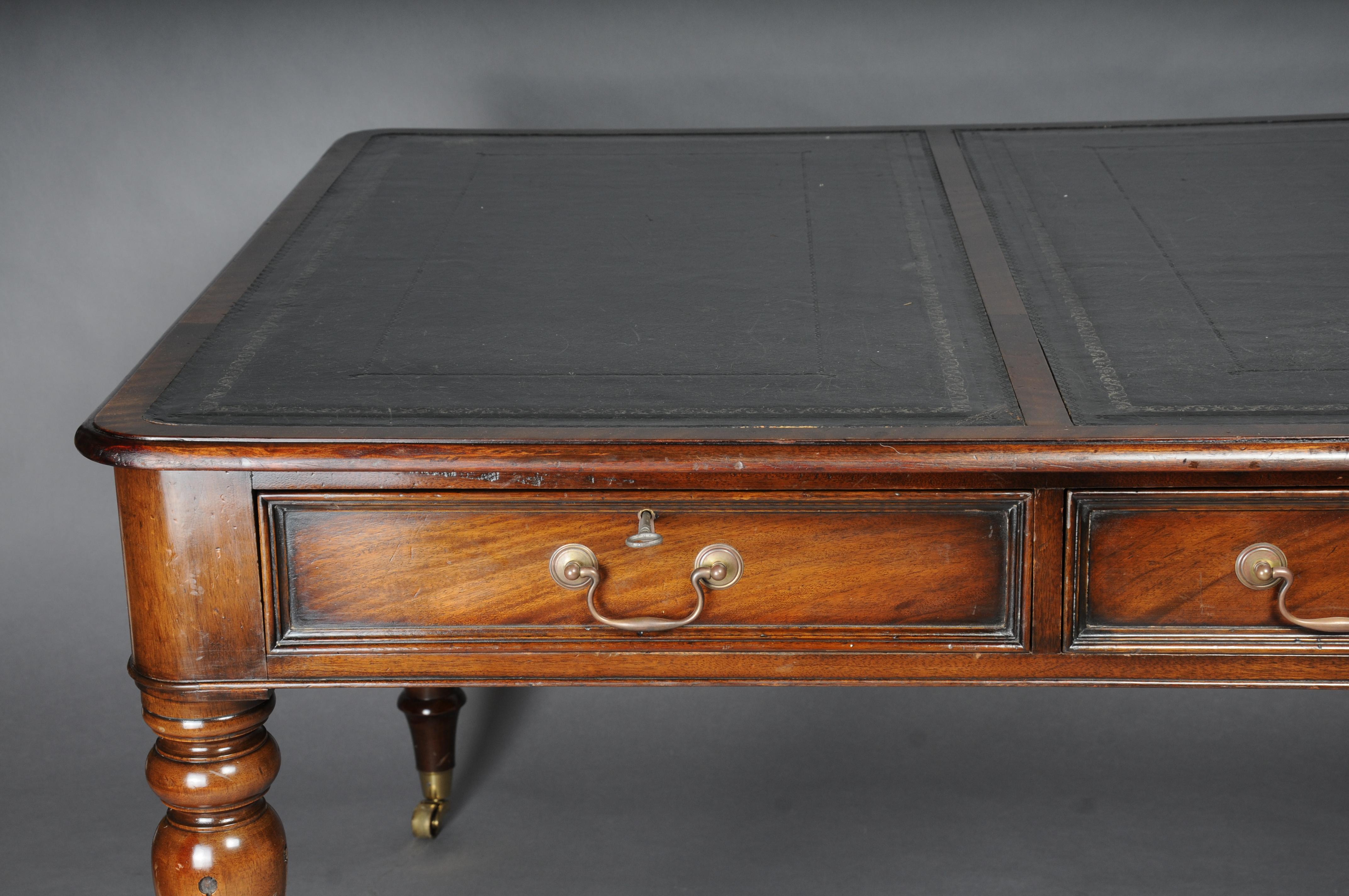 Escritorio Clásico Inglés Siglo XIX, Caoba, Victoriano.

Caoba maciza, 
Patas en forma de balaustre y acanaladas/acanaladas que terminan en ruedas de latón.
Caja marco con 6 cajones. Una forma clásica y asombrosamente bella. El clásico absoluto.