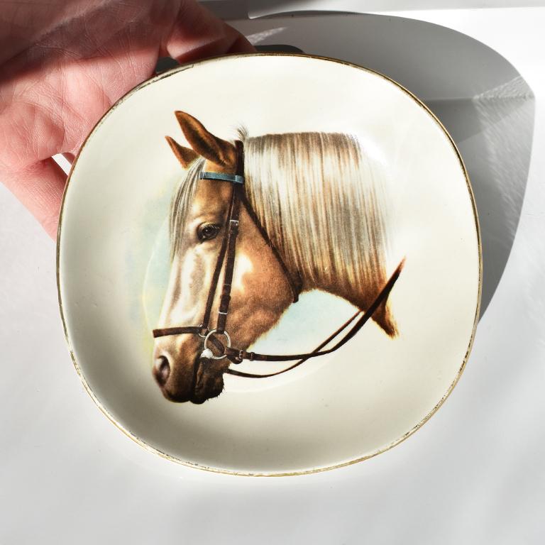 Classic Equestrian Style Ceramic Horse Vide-Poche Decorative Trinket Dish In Good Condition In Oklahoma City, OK