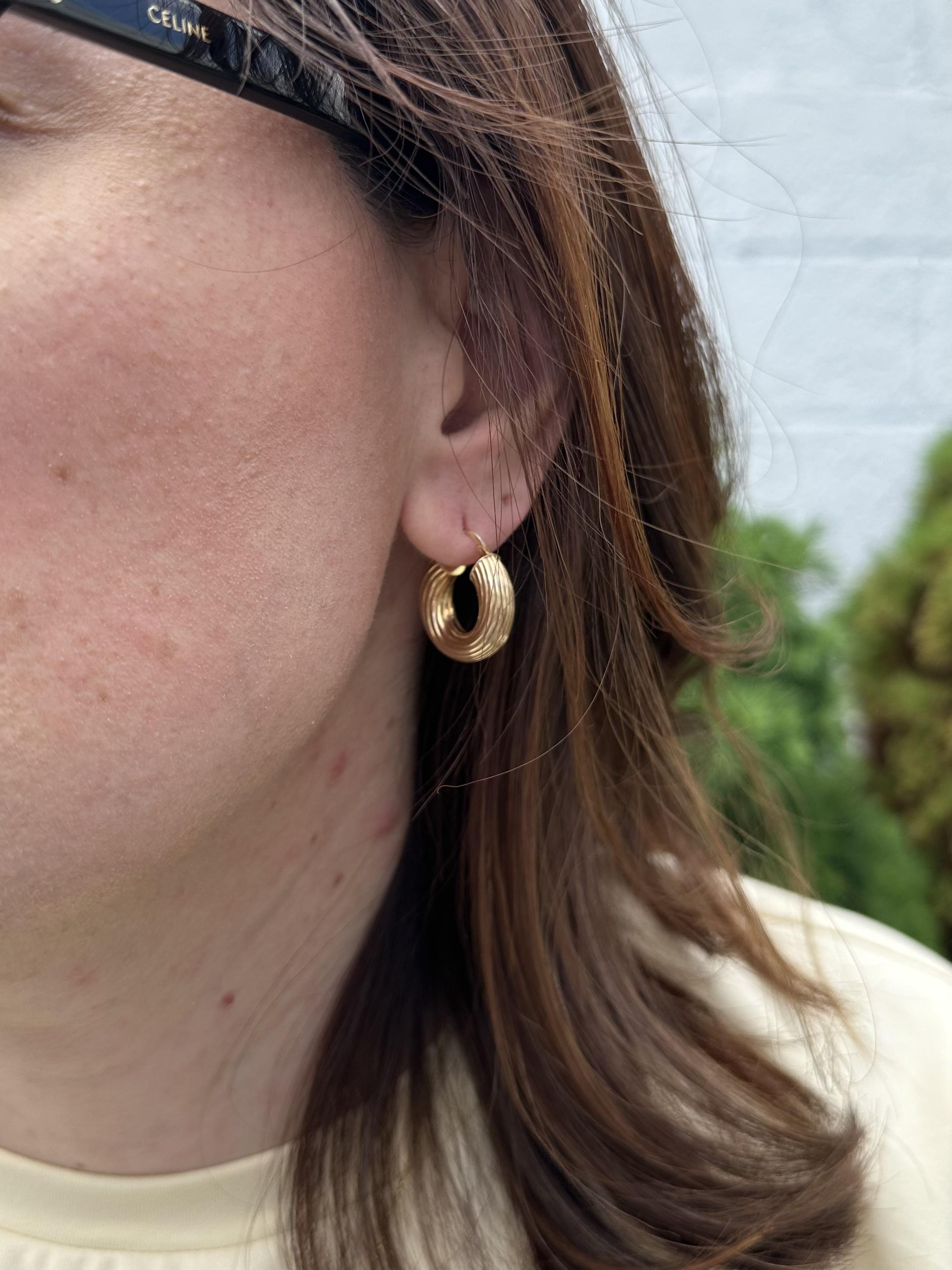 Classic Estate Puffed 14k Yellow Gold Grooved Twist Small Hoop Earring For Sale 6