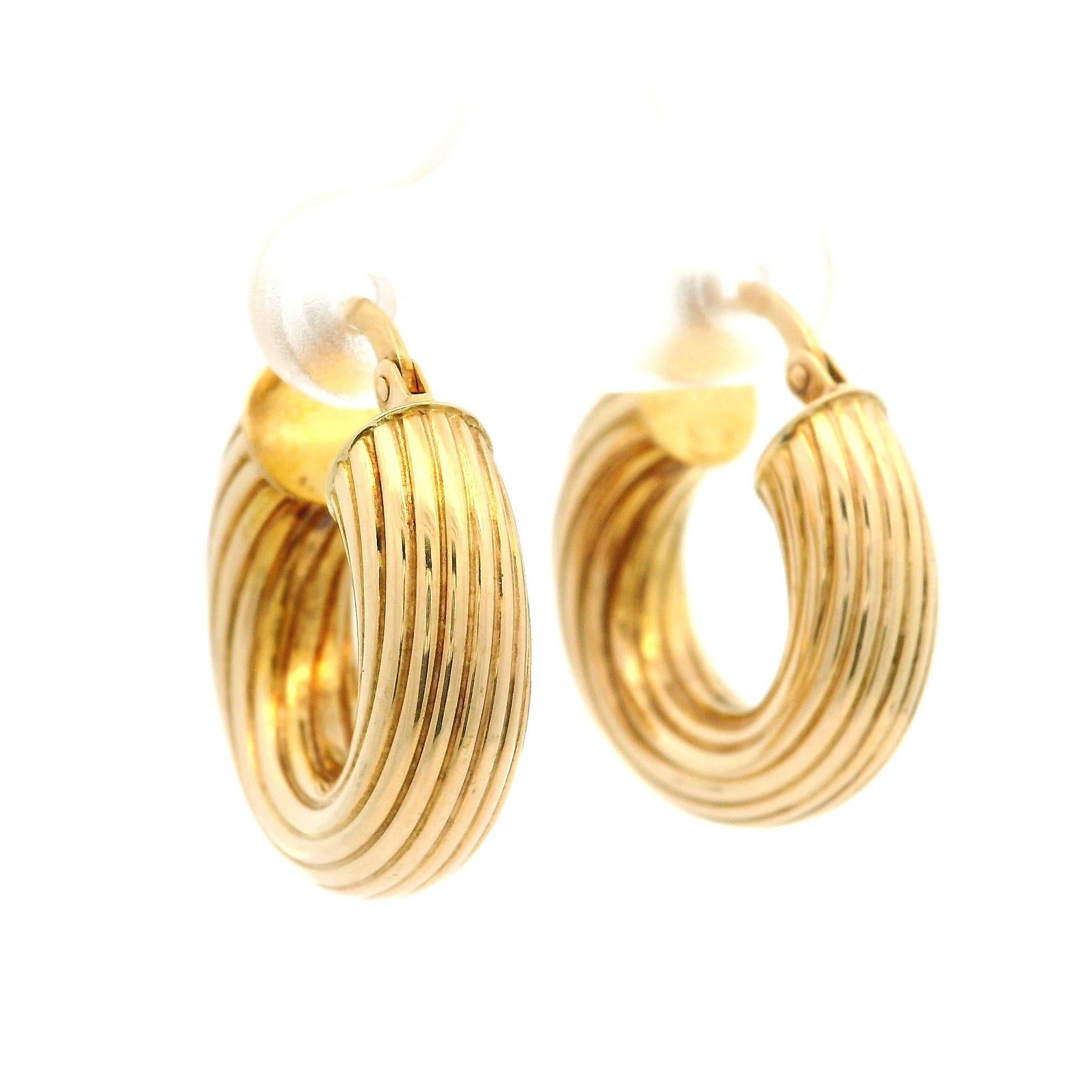 Classic Estate Puffed 14k Yellow Gold Grooved Twist Small Hoop Earring In Excellent Condition For Sale In Montclair, NJ