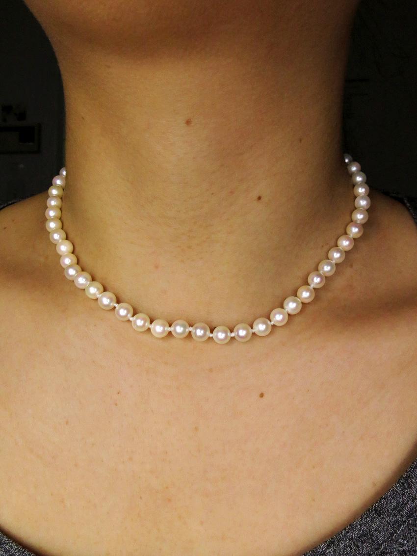 Classic Estate Vintage Cultured Japanese Pearl White Strand Necklace 14KW In Good Condition In New York, NY