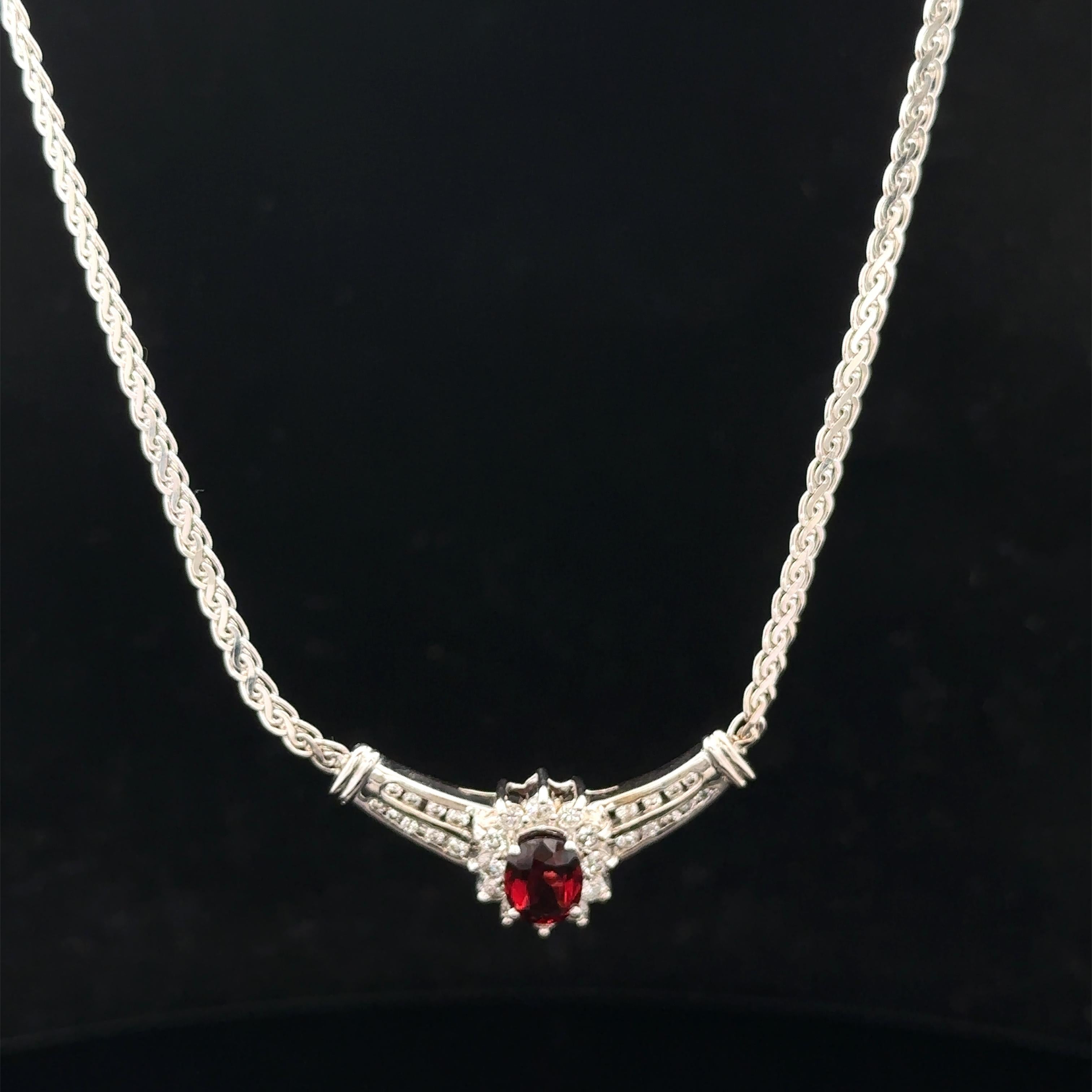 Taglio ovale Collana classica in oro bianco con granato e diamanti a forma di V.I.I. in vendita