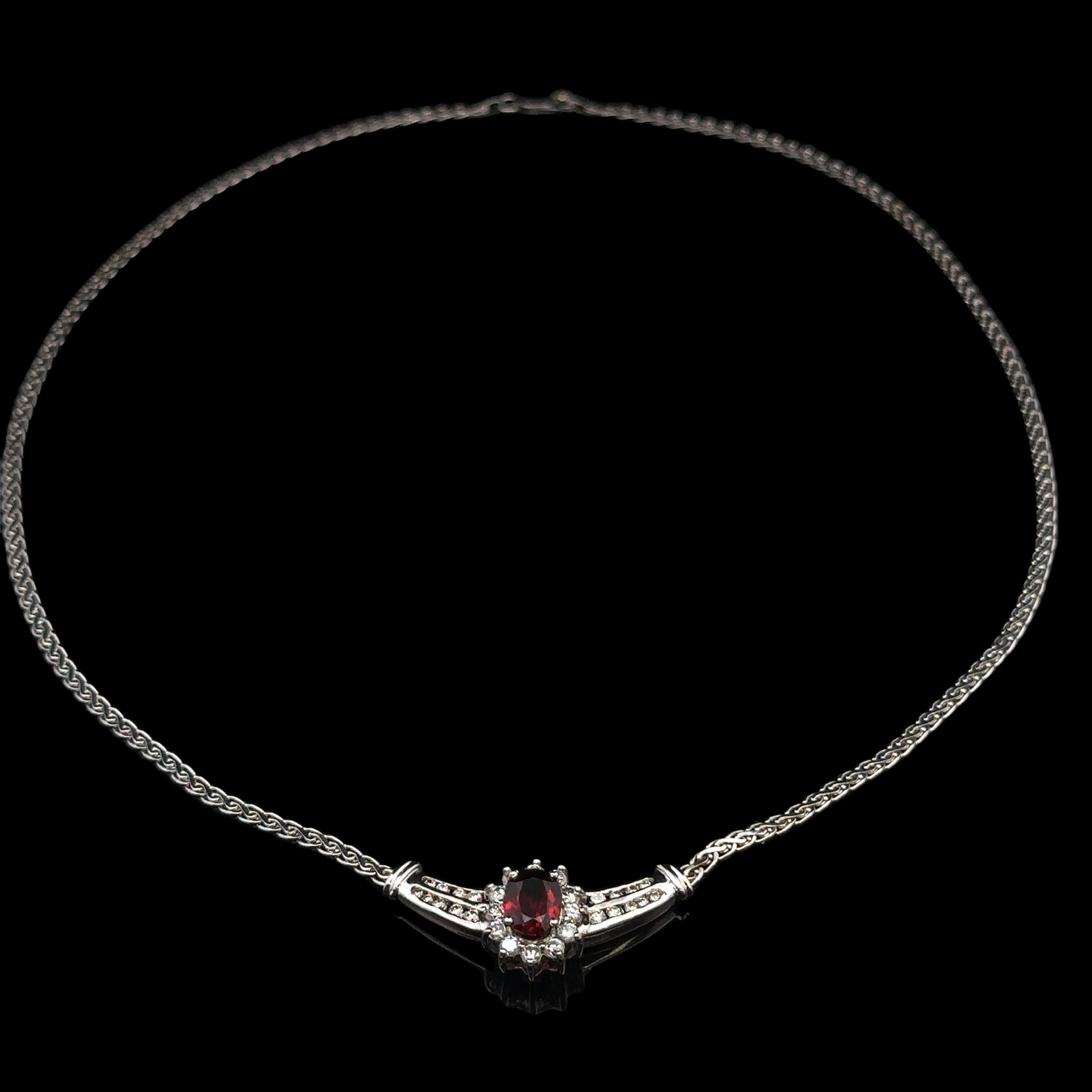 Collana classica in oro bianco con granato e diamanti a forma di V.I.I. In condizioni ottime in vendita a Montclair, NJ