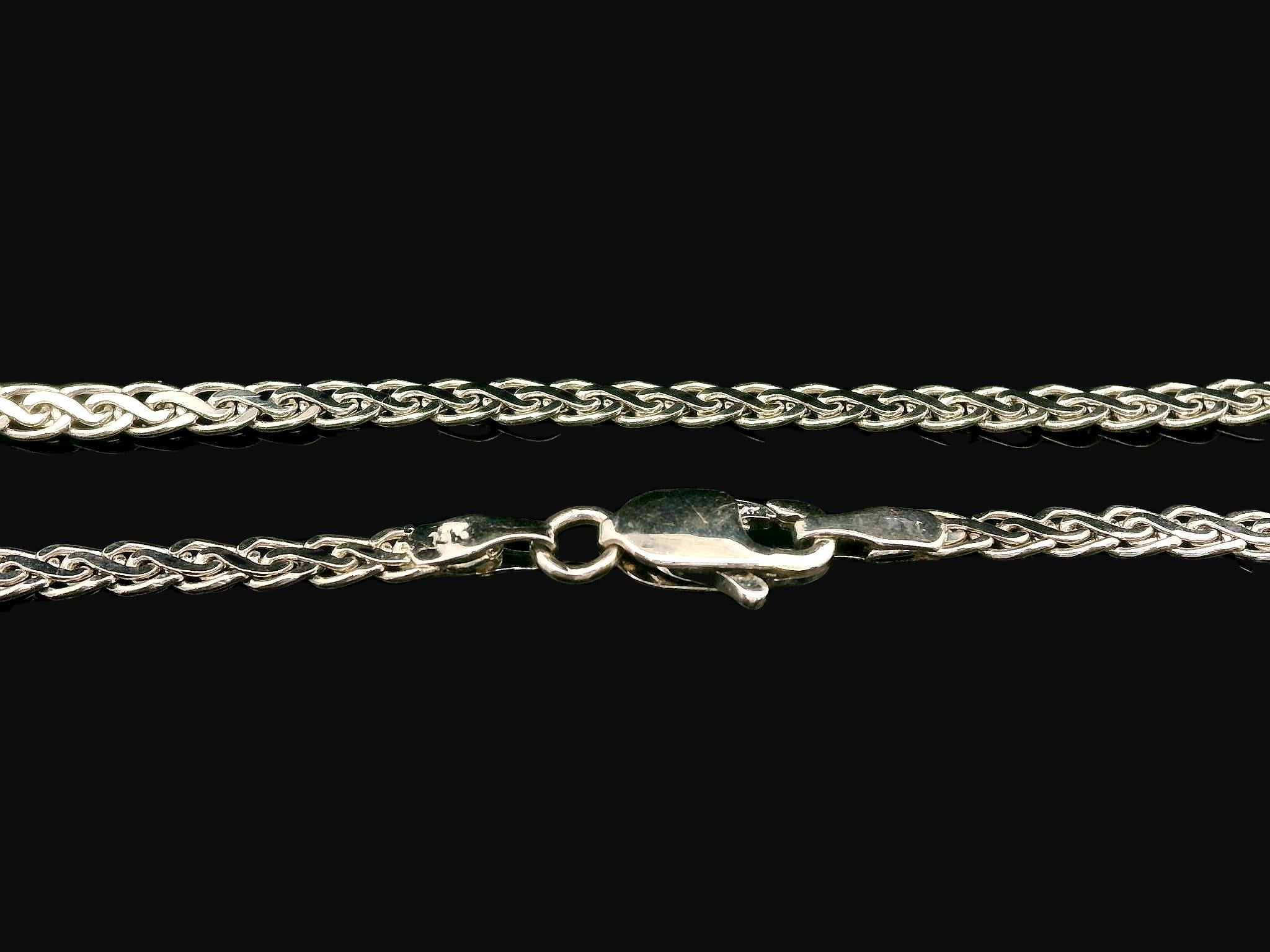 Donna Collana classica in oro bianco con granato e diamanti a forma di V.I.I. in vendita