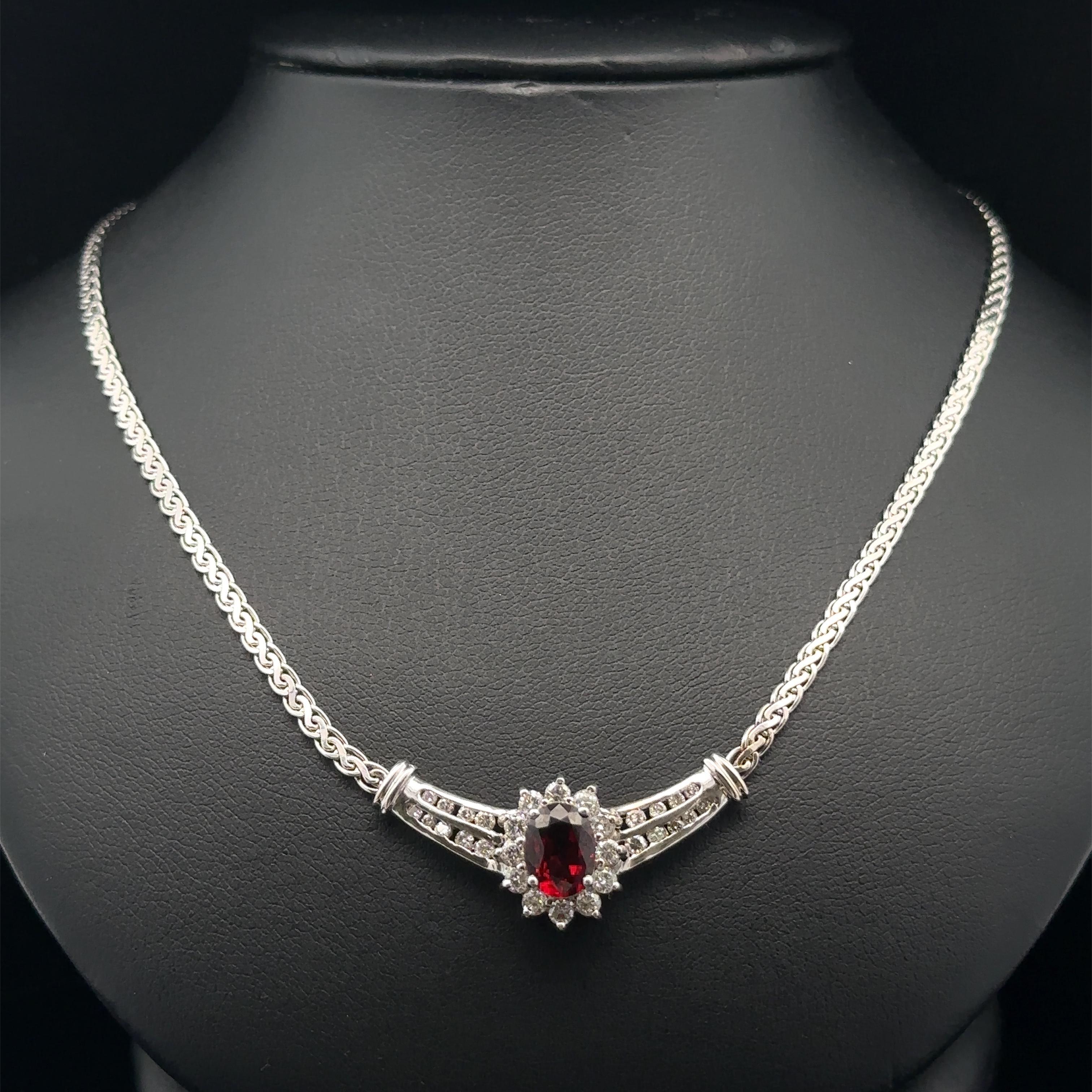 Collana classica in oro bianco con granato e diamanti a forma di V.I.I. in vendita 1