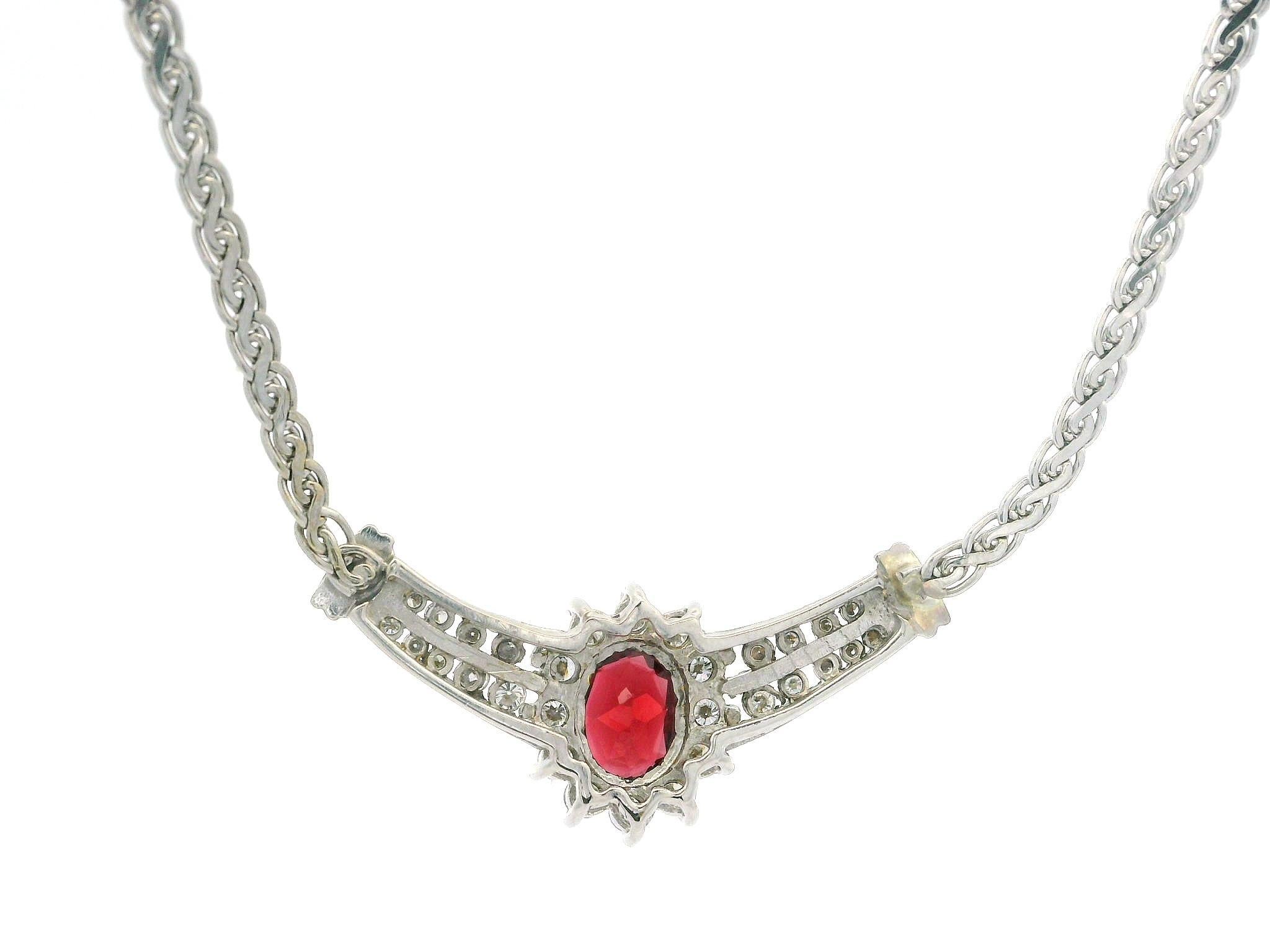 Collana classica in oro bianco con granato e diamanti a forma di V.I.I. in vendita 2