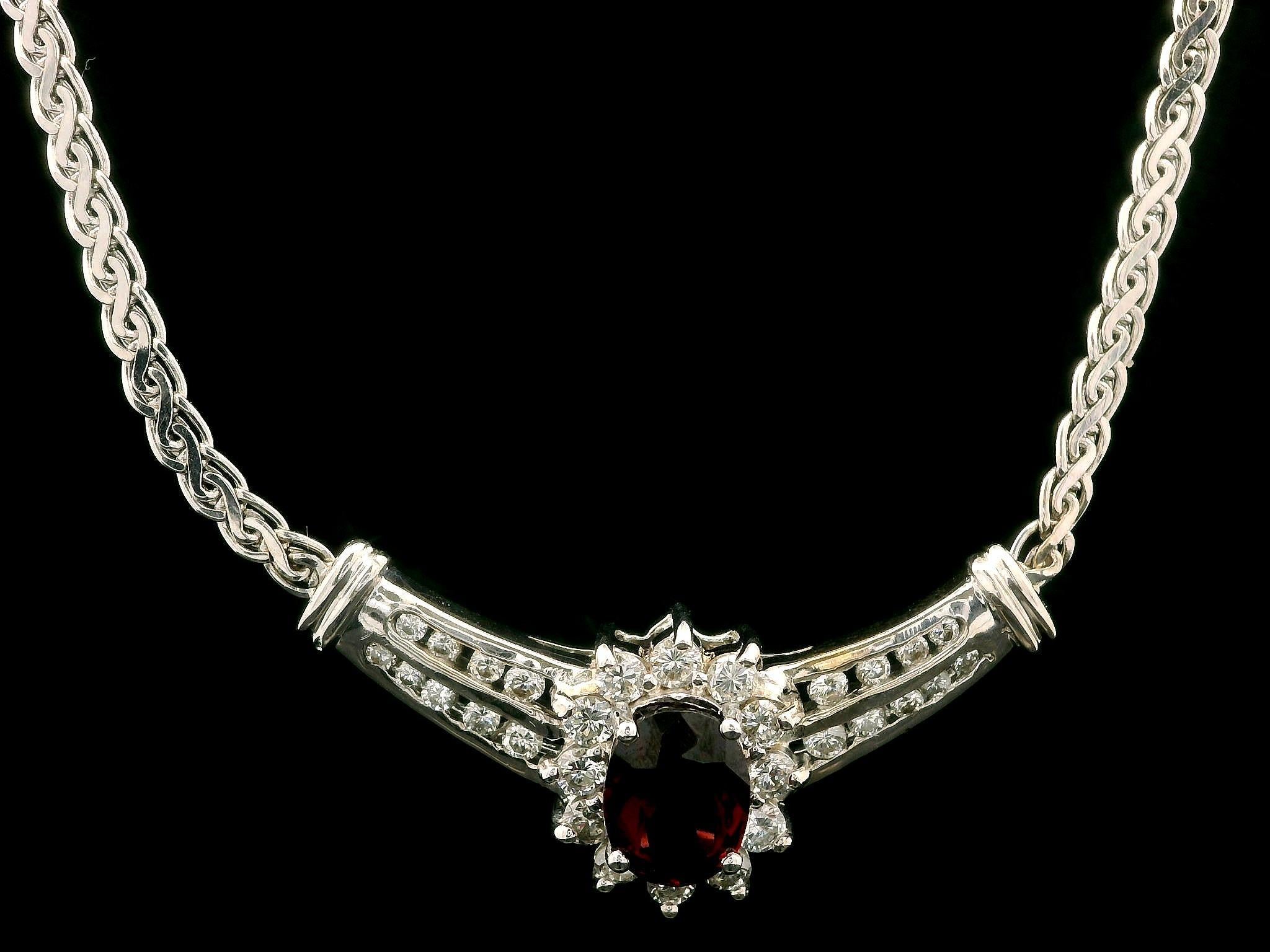 Collana classica in oro bianco con granato e diamanti a forma di V.I.I. in vendita 3