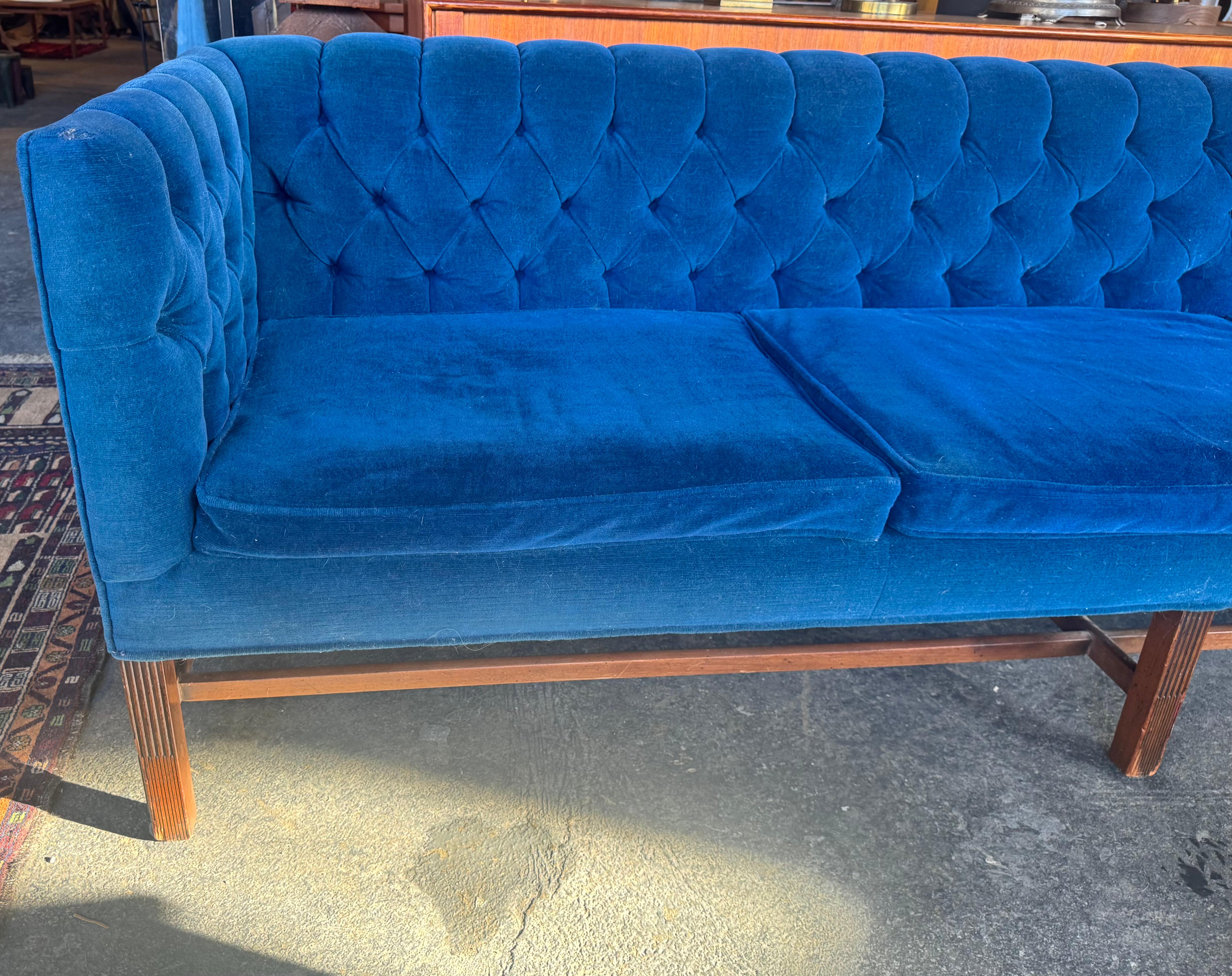 ¡Diseño clásico ! ¡Calidad asombrosa! Sofá Chesterfield de Kittinger Furniture. c.finales de los años 1940-1950. Conserva la tapicería original de tela de terciopelo de algodón azul, Tela en condiciones de uso,, Espuma interior (cojines del asiento)