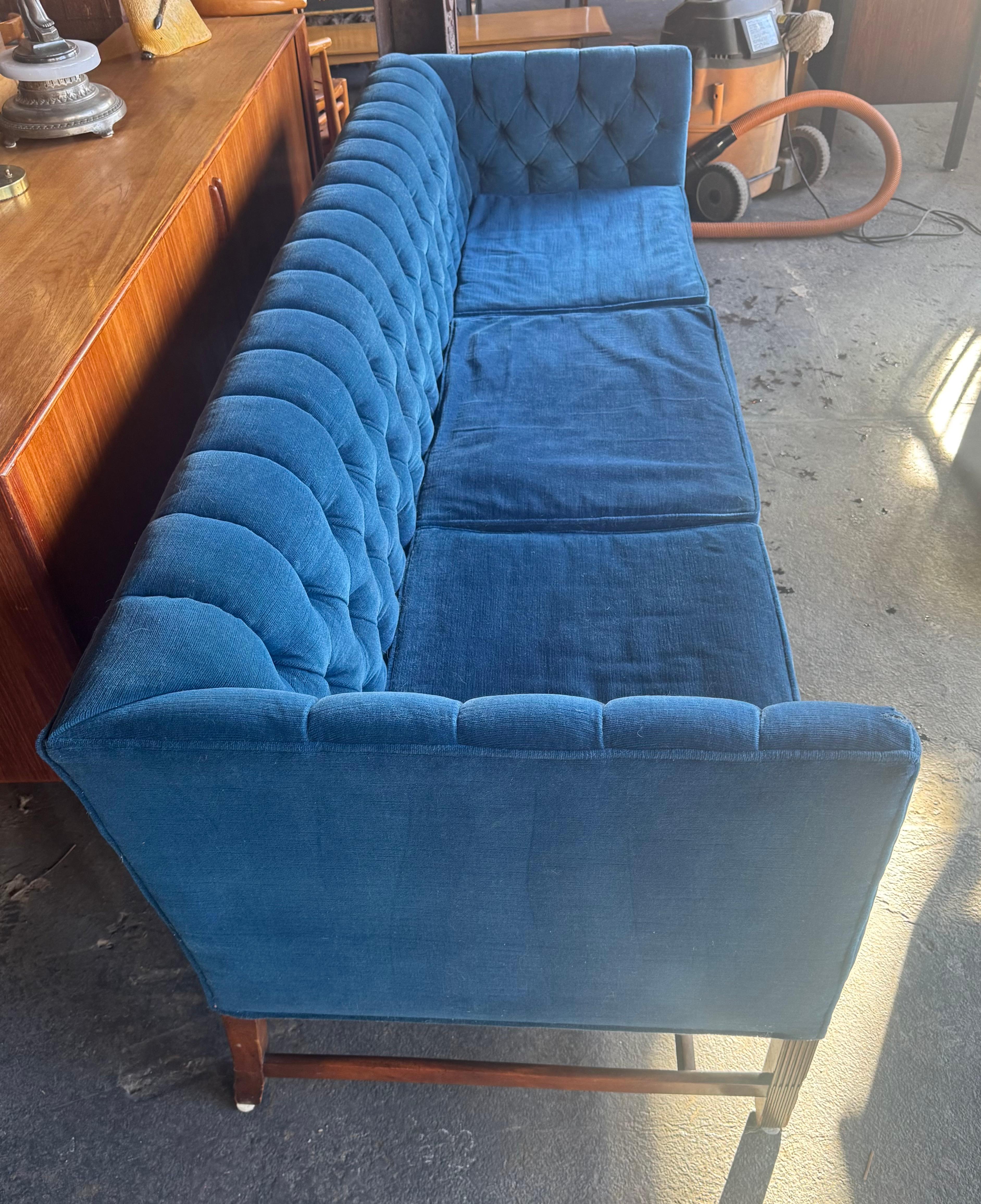 Sofá Chesterfield clásico de brazos parejos y capitoné de Kittinger Moderno de mediados de siglo en venta