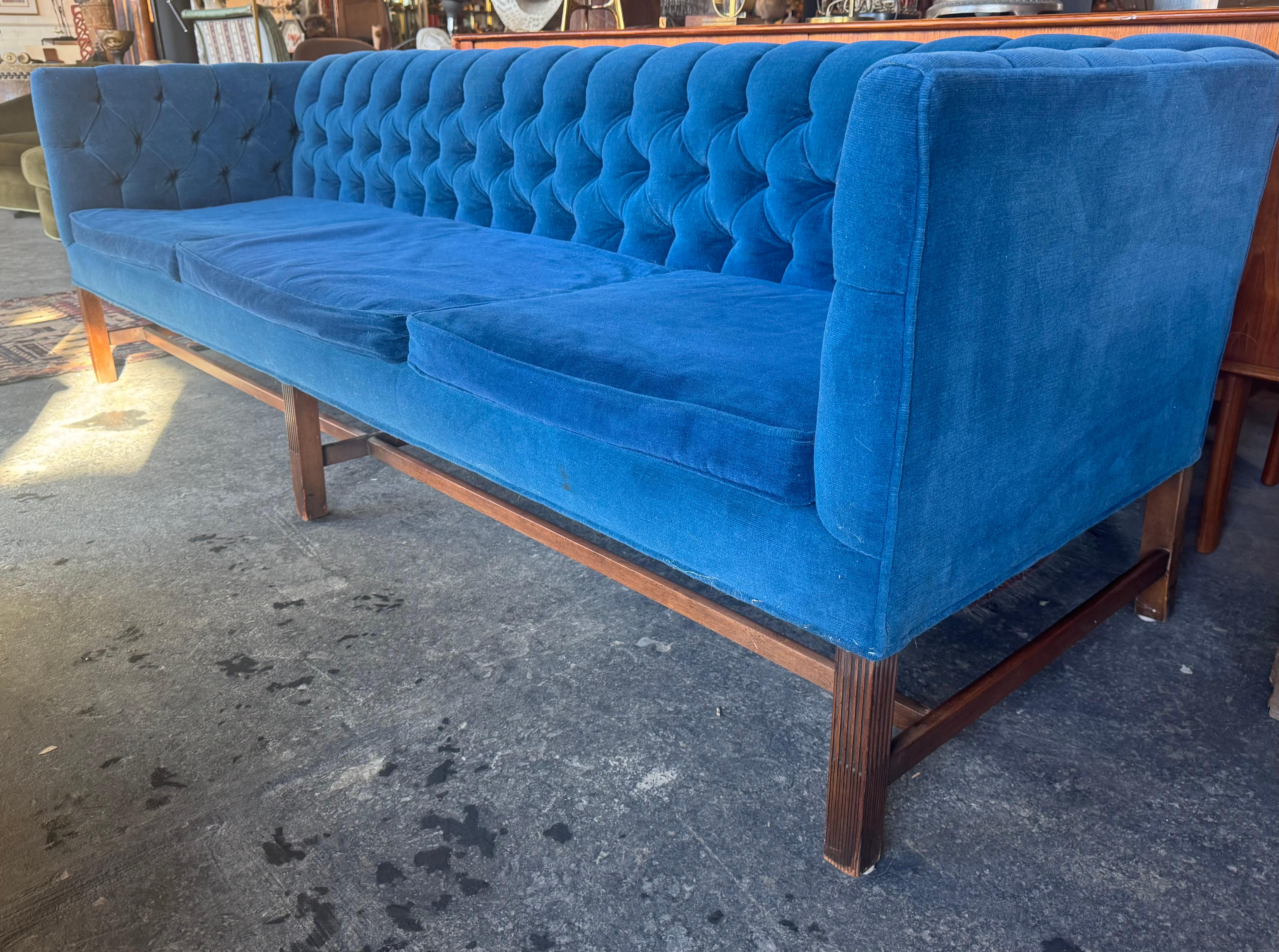 Sofá Chesterfield clásico de brazos parejos y capitoné de Kittinger Estadounidense en venta
