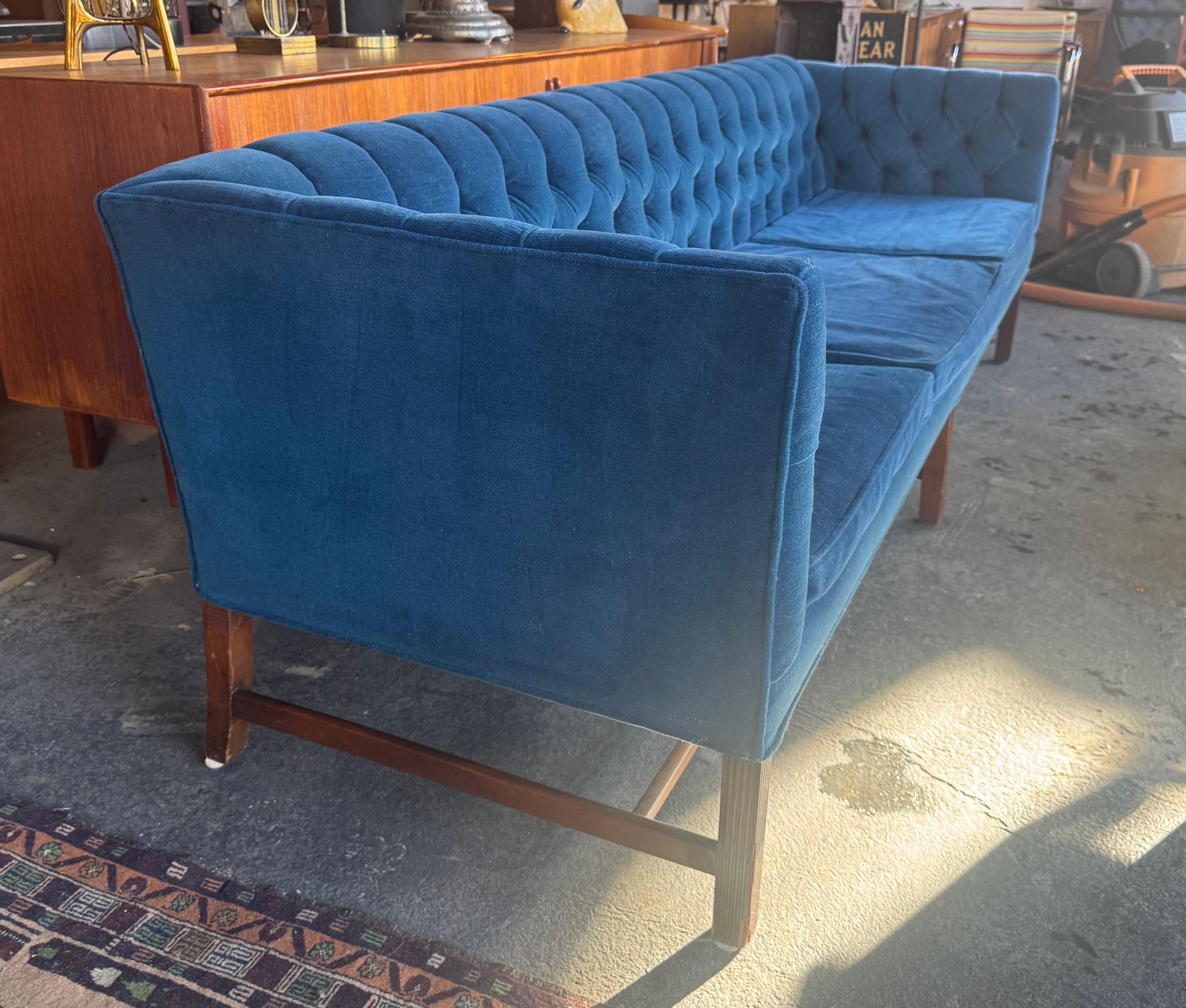 Sofá Chesterfield clásico de brazos parejos y capitoné de Kittinger en Bueno estado para la venta en Buffalo, NY