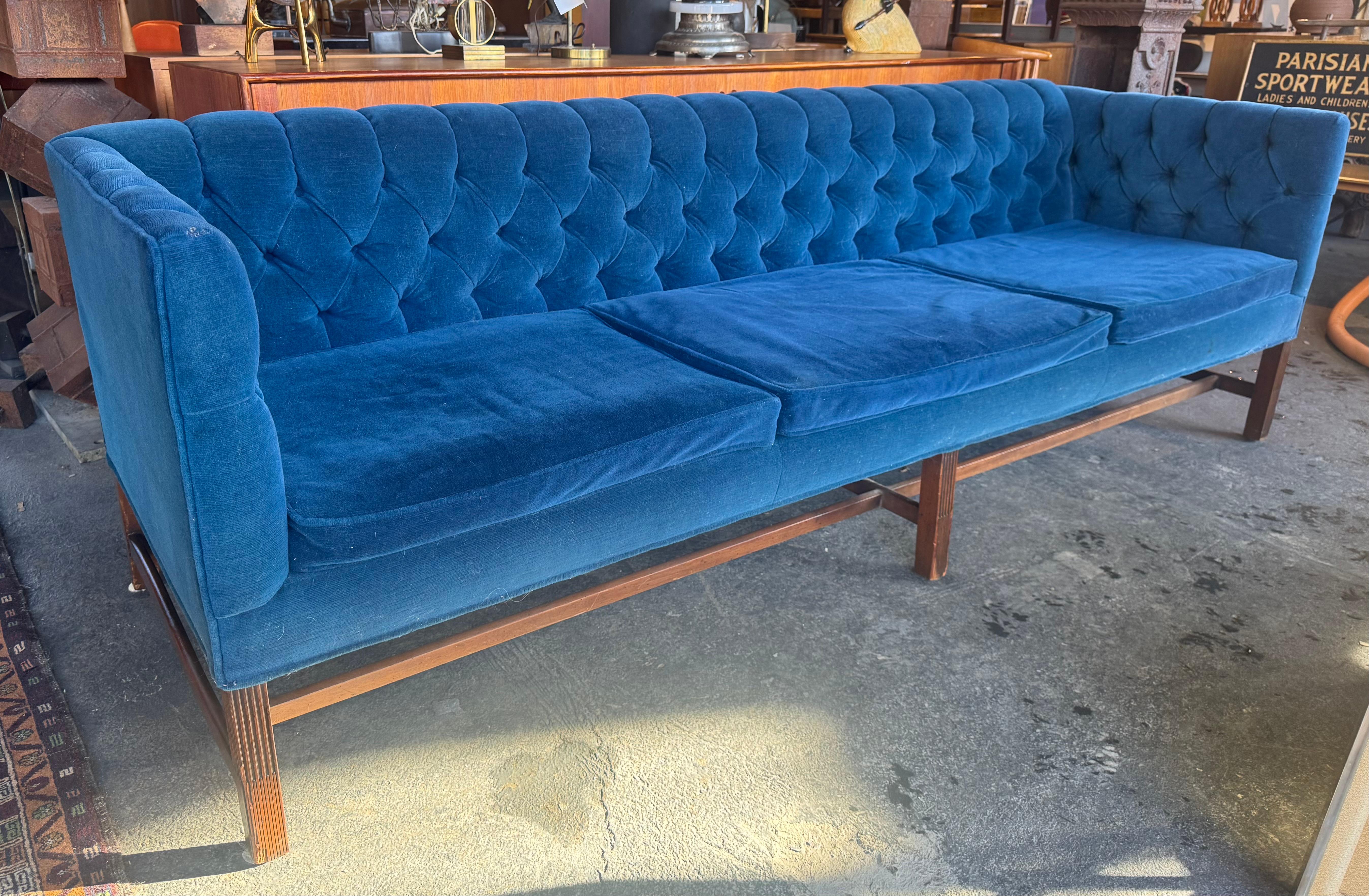 Sofá Chesterfield clásico de brazos parejos y capitoné de Kittinger mediados del siglo XX en venta
