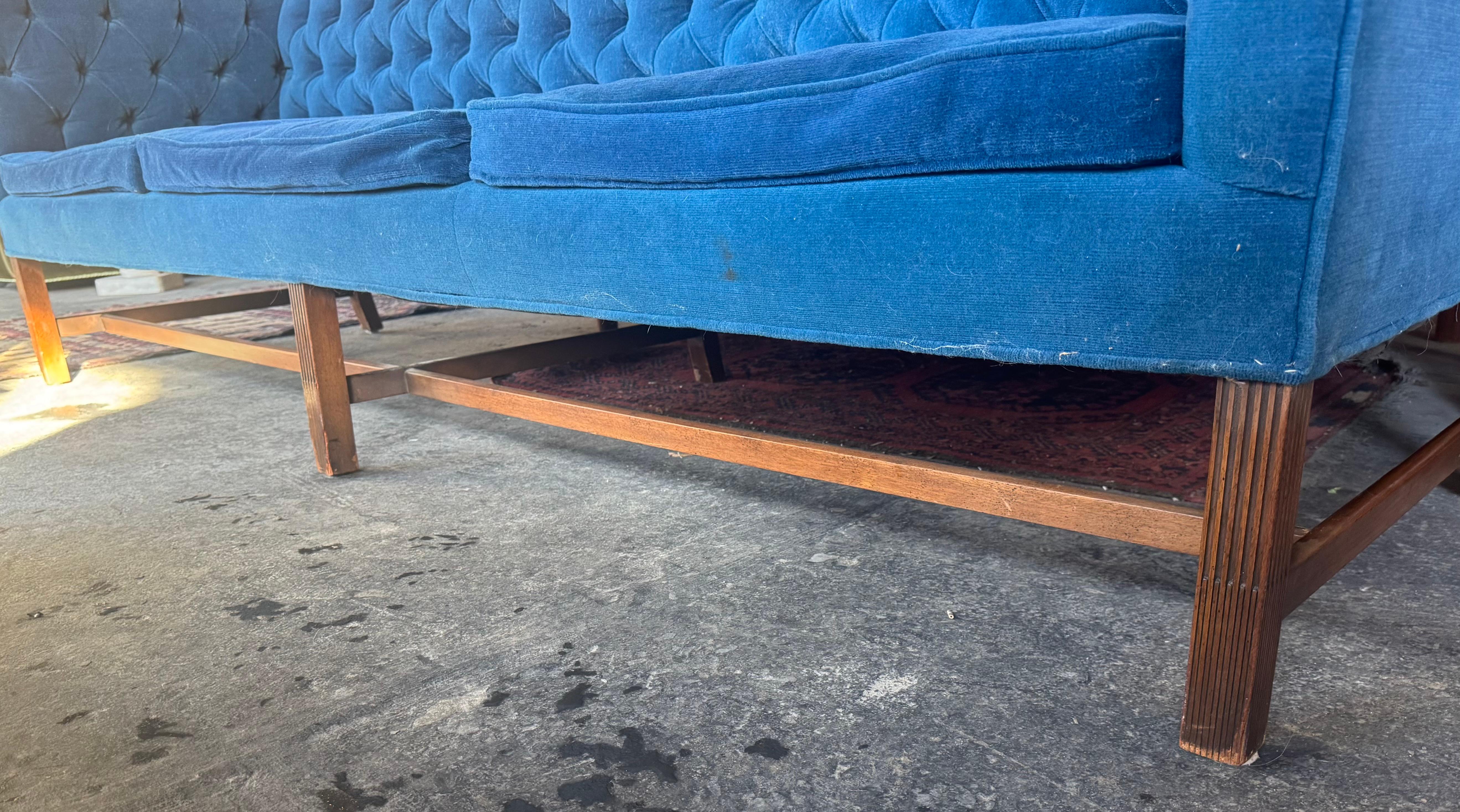 Sofá Chesterfield clásico de brazos parejos y capitoné de Kittinger Terciopelo en venta