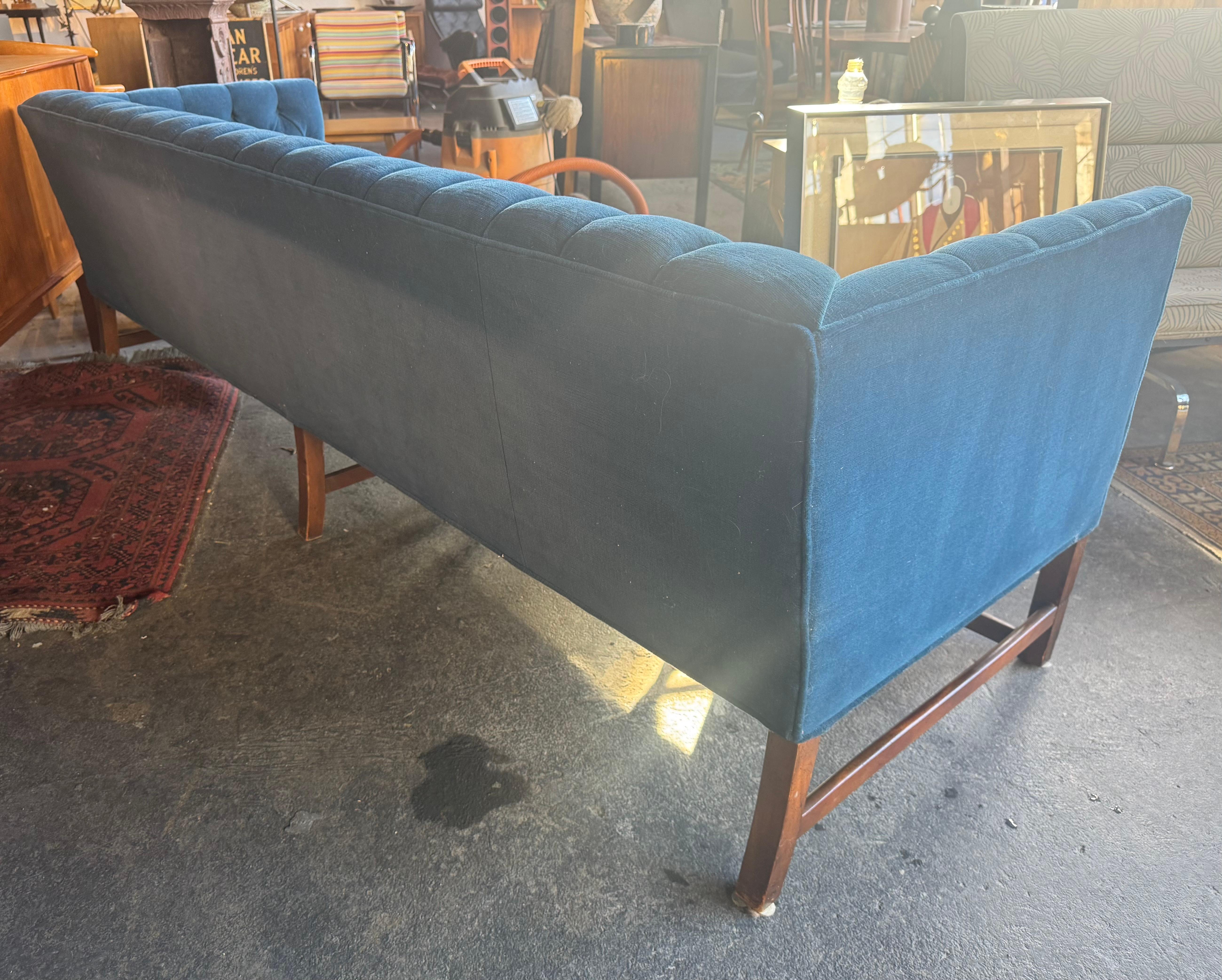 Sofá Chesterfield clásico de brazos parejos y capitoné de Kittinger en venta 2