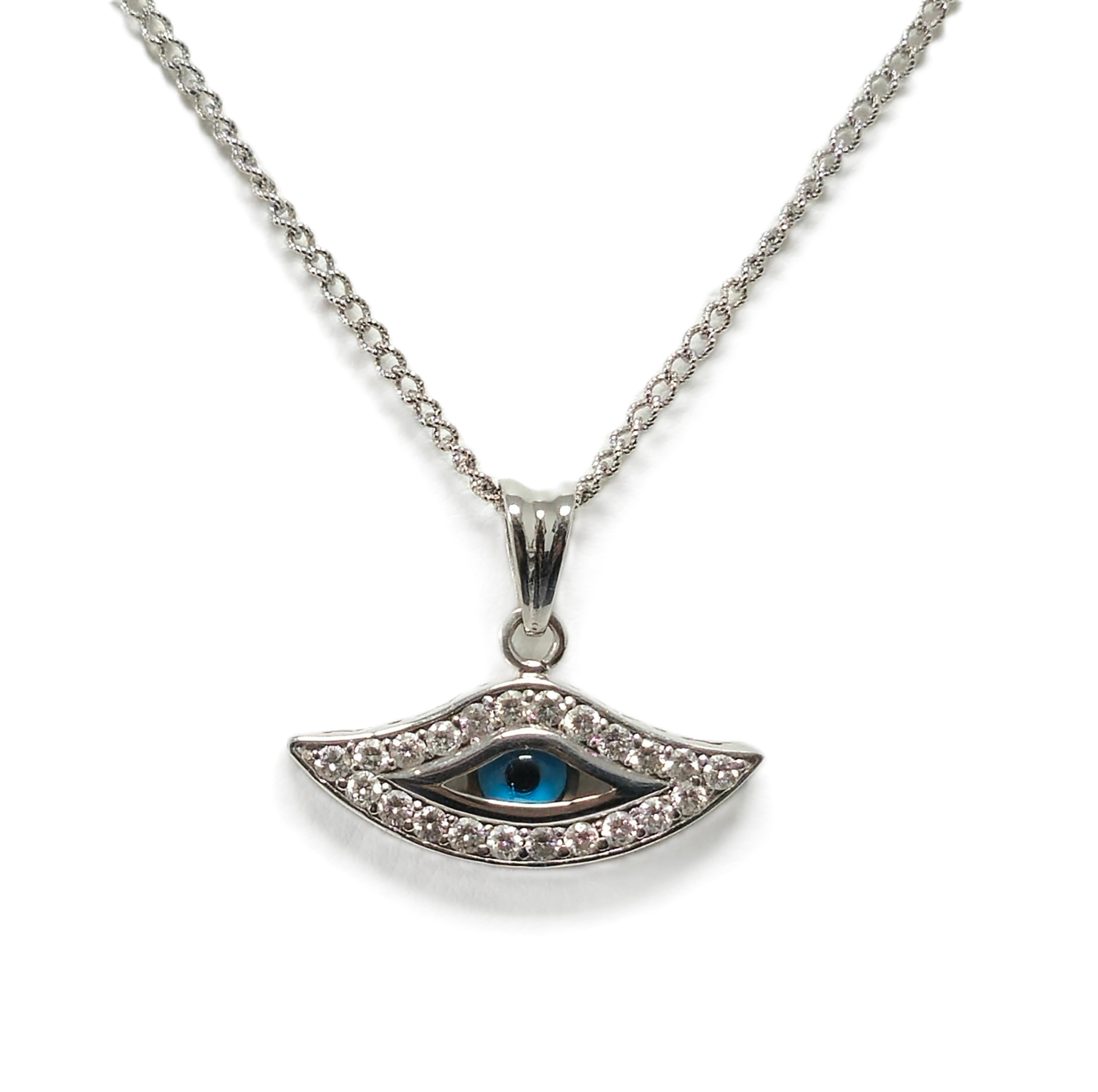 Questa collana presenta una catena realizzata in oro bianco 14 carati, completata da un pendente in oro bianco 18 carati ornato da splendidi diamanti rotondi a taglio brillante da 1,00 carati. Questi diamanti hanno una purezza VVS e un colore F, che