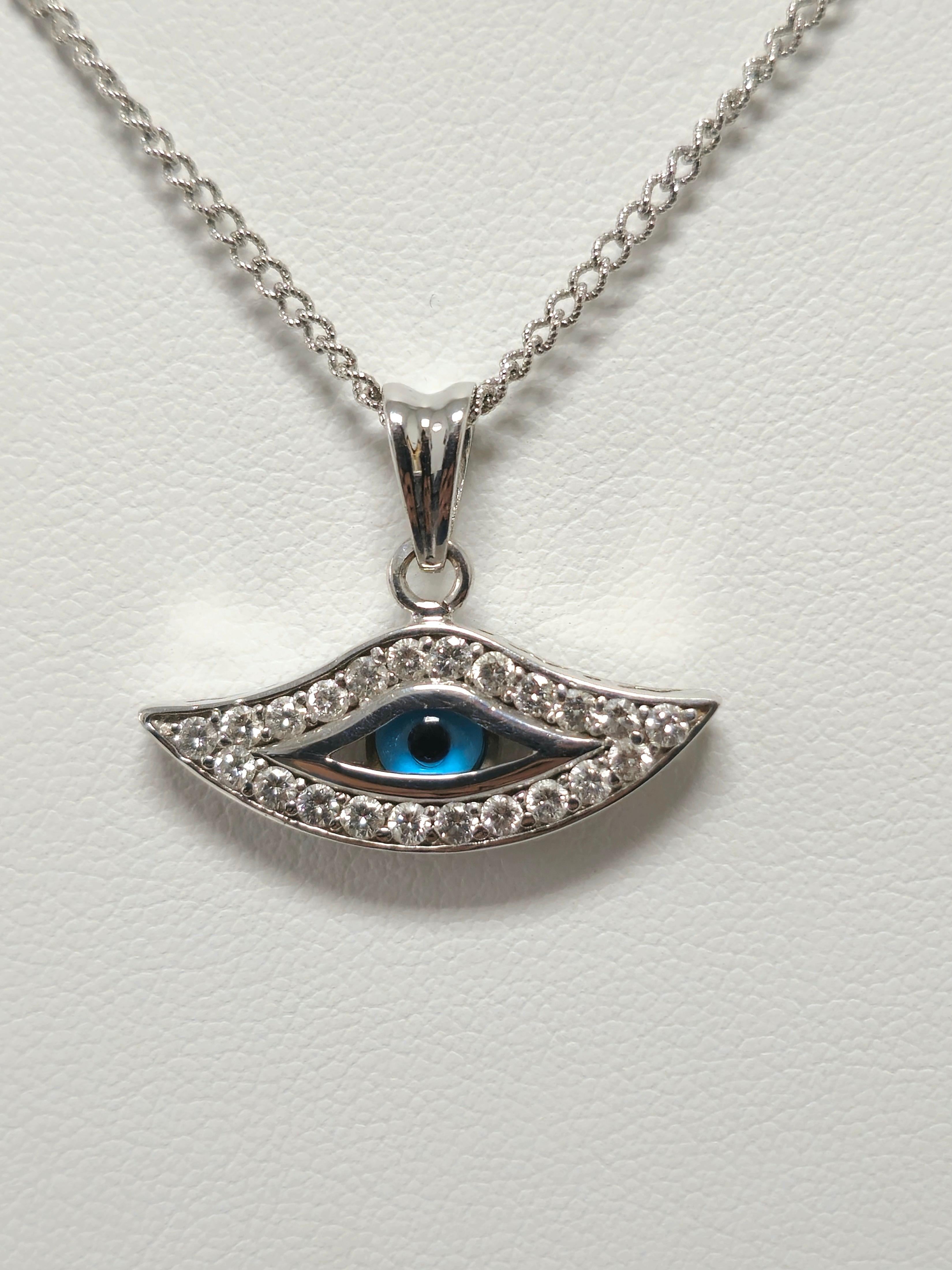 Classic Evil Eye & Diamond Necklace in 18K Gold. In Excellent Condition For Sale In Miami, FL