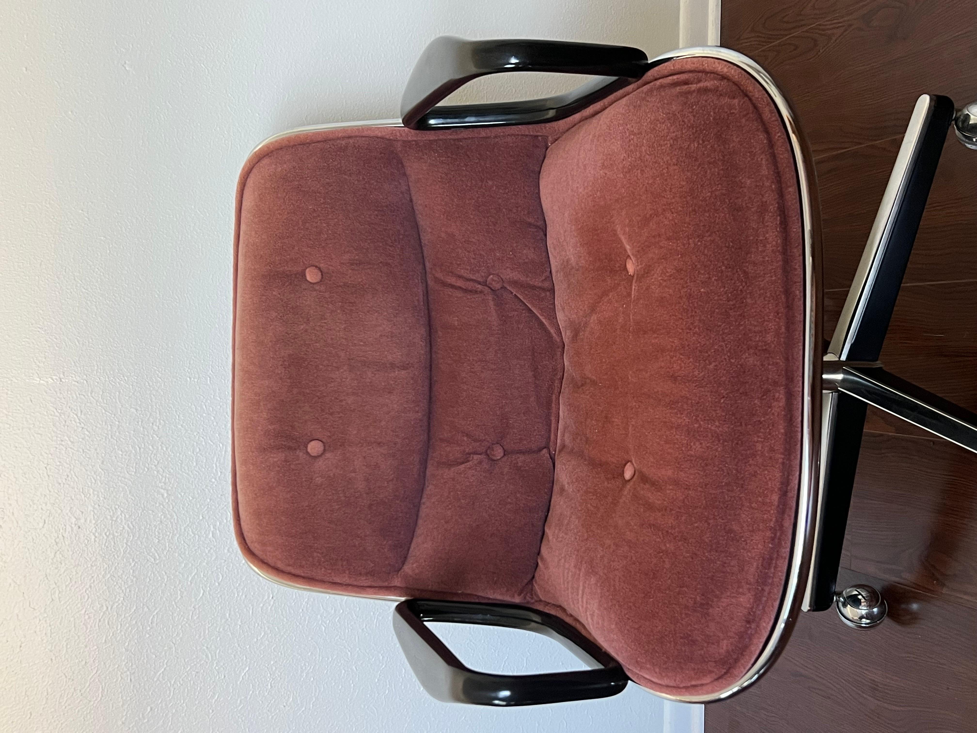 Late 20th Century Classic Executive Chair Designed by Charles Pollock for Knoll in Pink