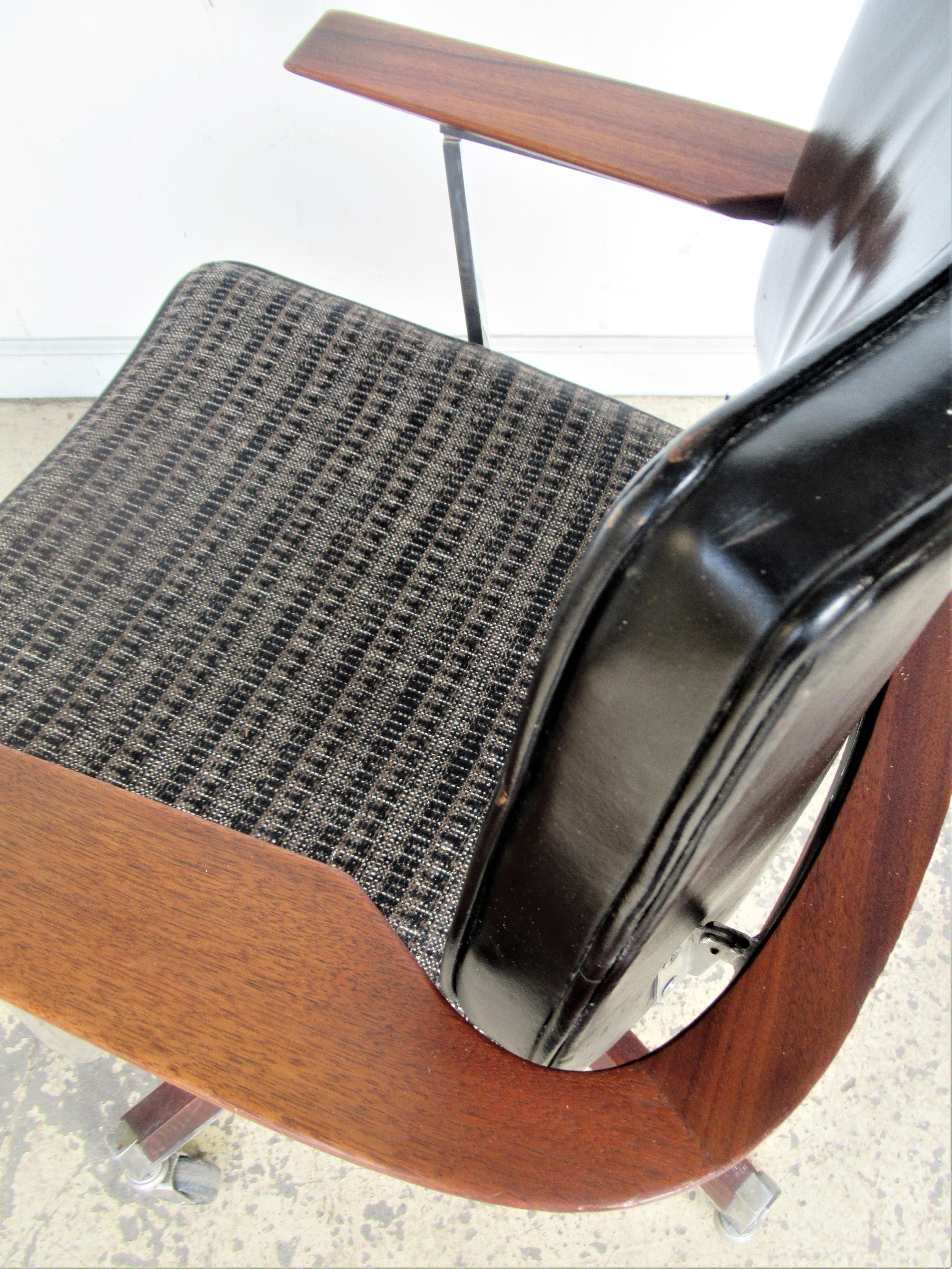 Classic Executive Desk Chair by Gunlocke 8