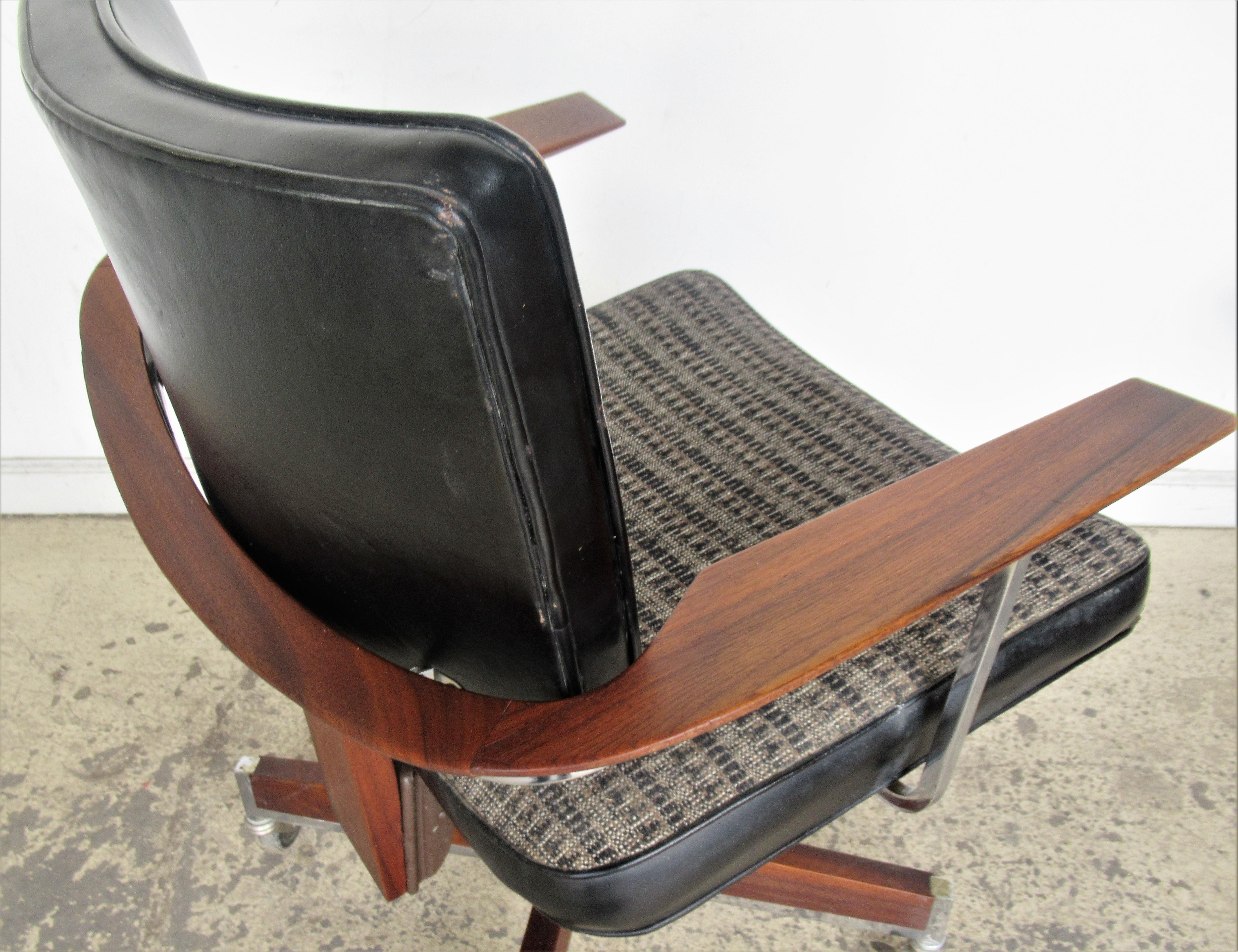 Classic Executive Desk Chair by Gunlocke 9