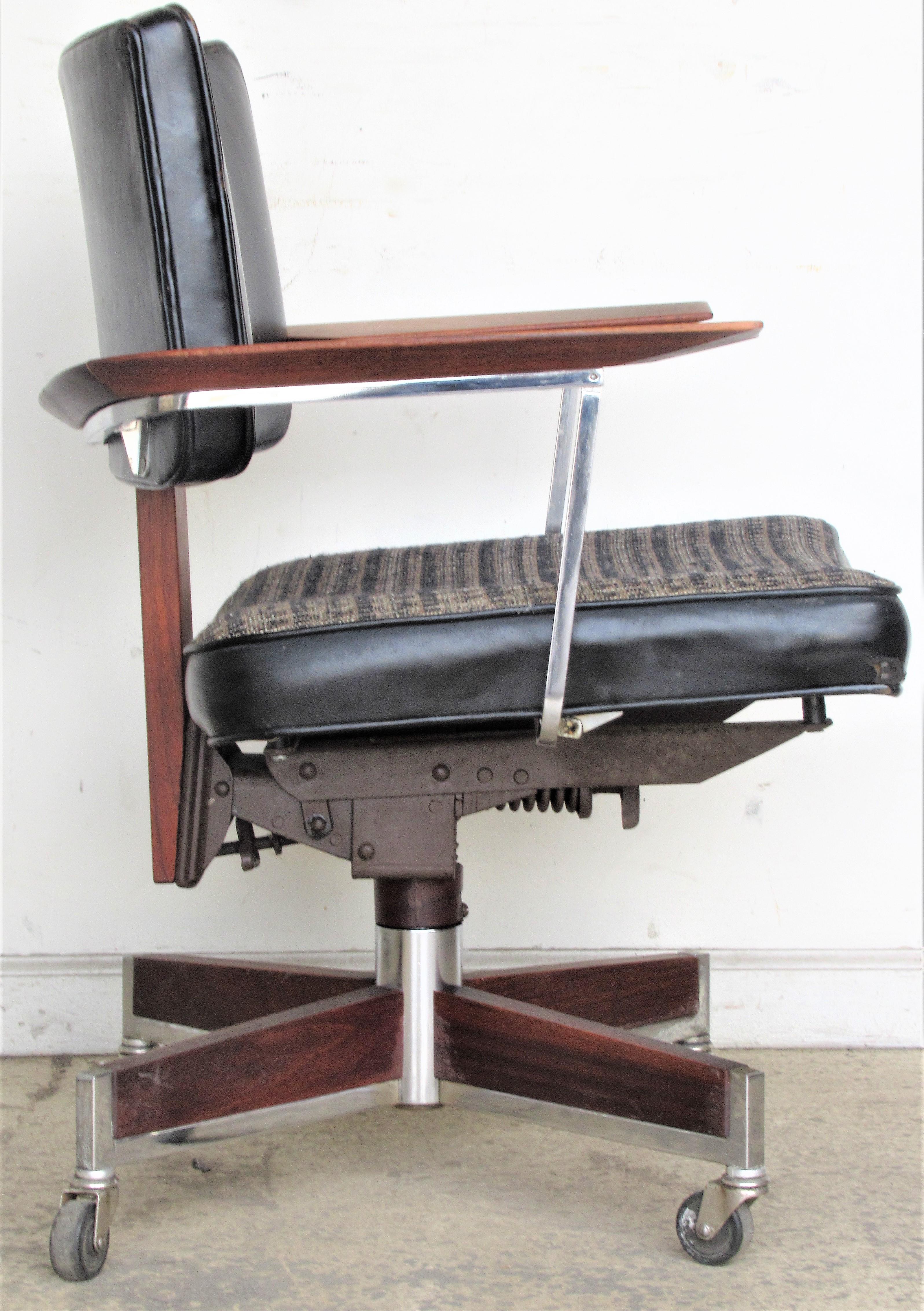 Classic Executive Desk Chair by Gunlocke 10