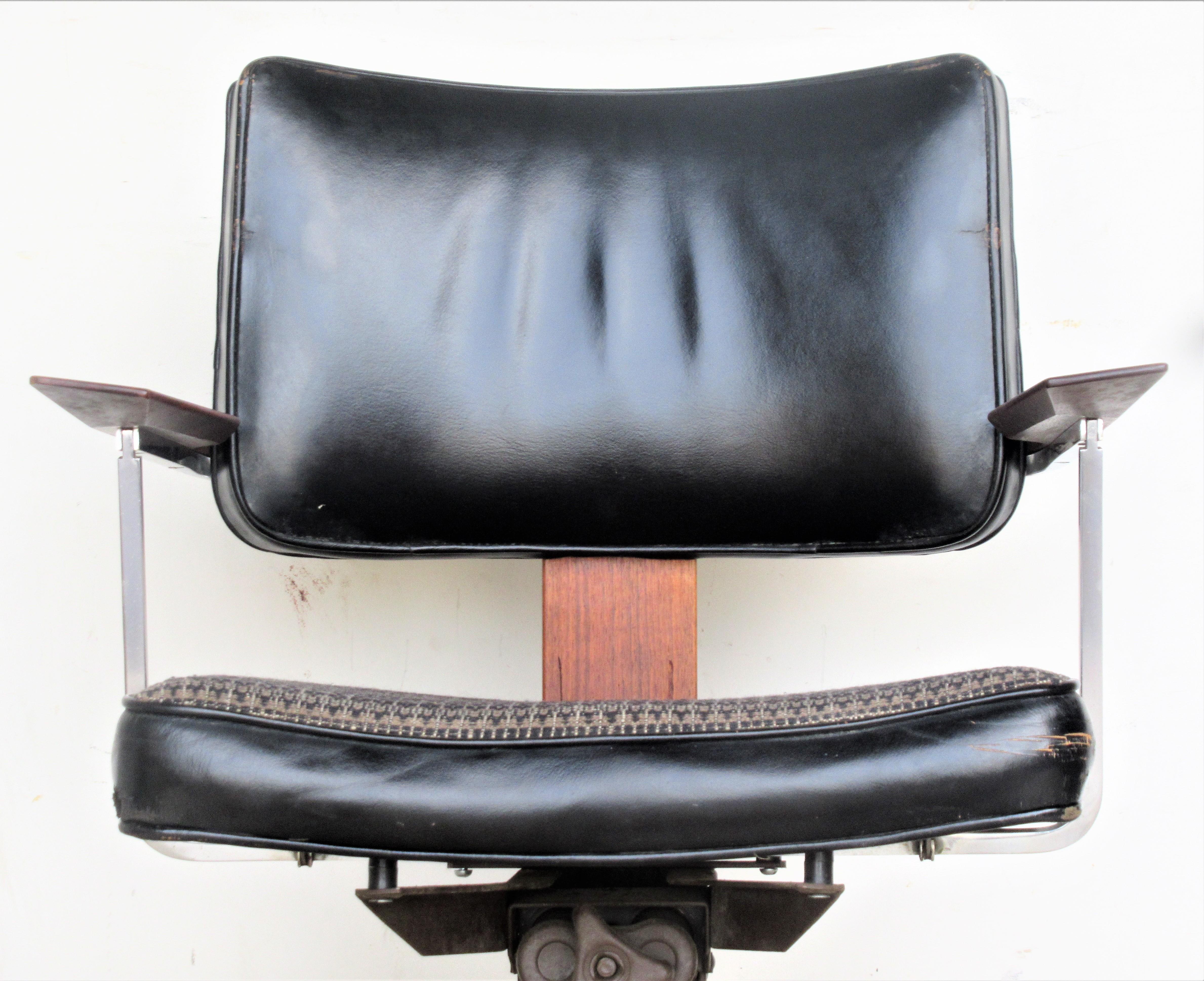 Classic Executive Desk Chair by Gunlocke 11