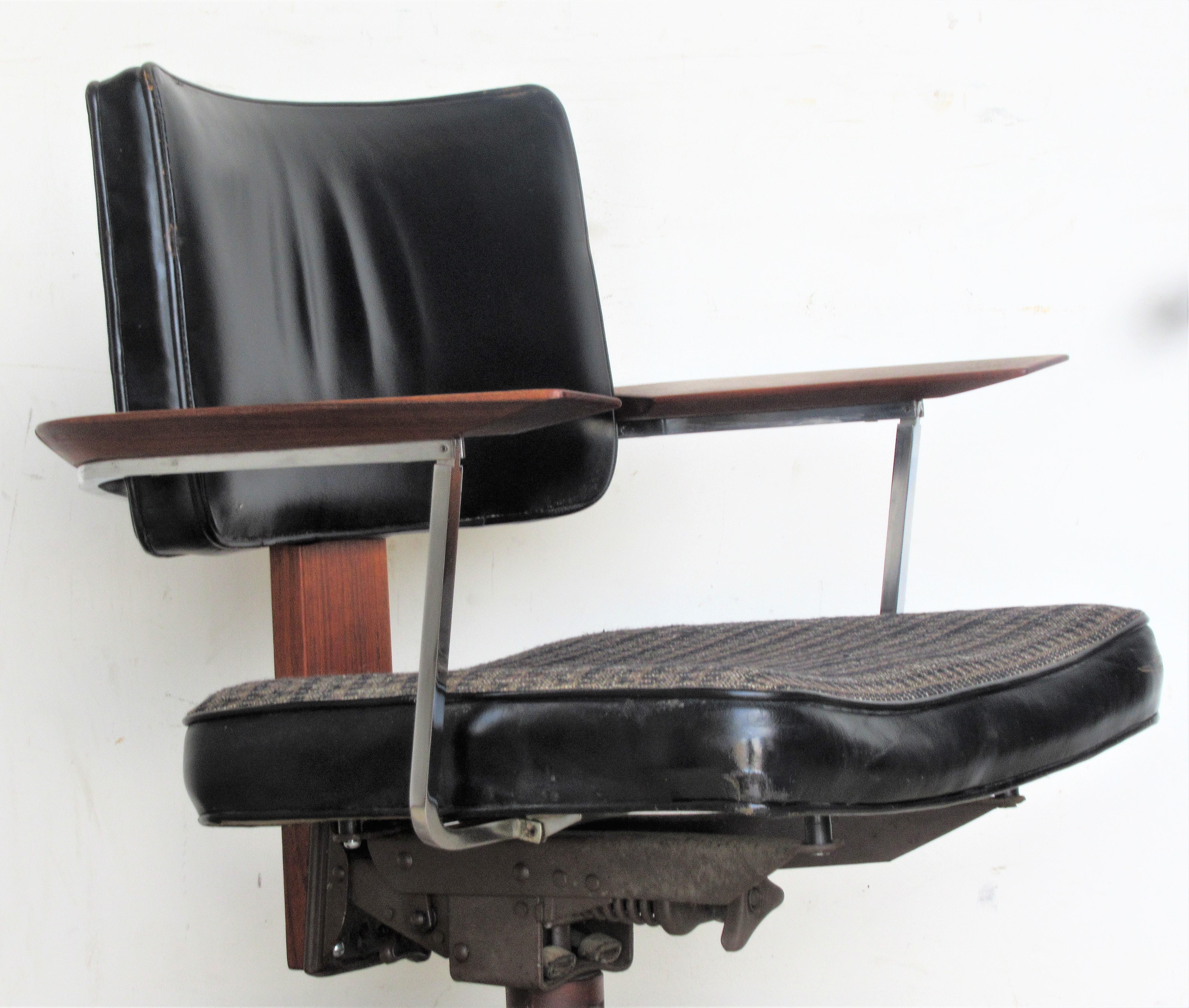 Mid-Century Modern Classic Executive Desk Chair by Gunlocke