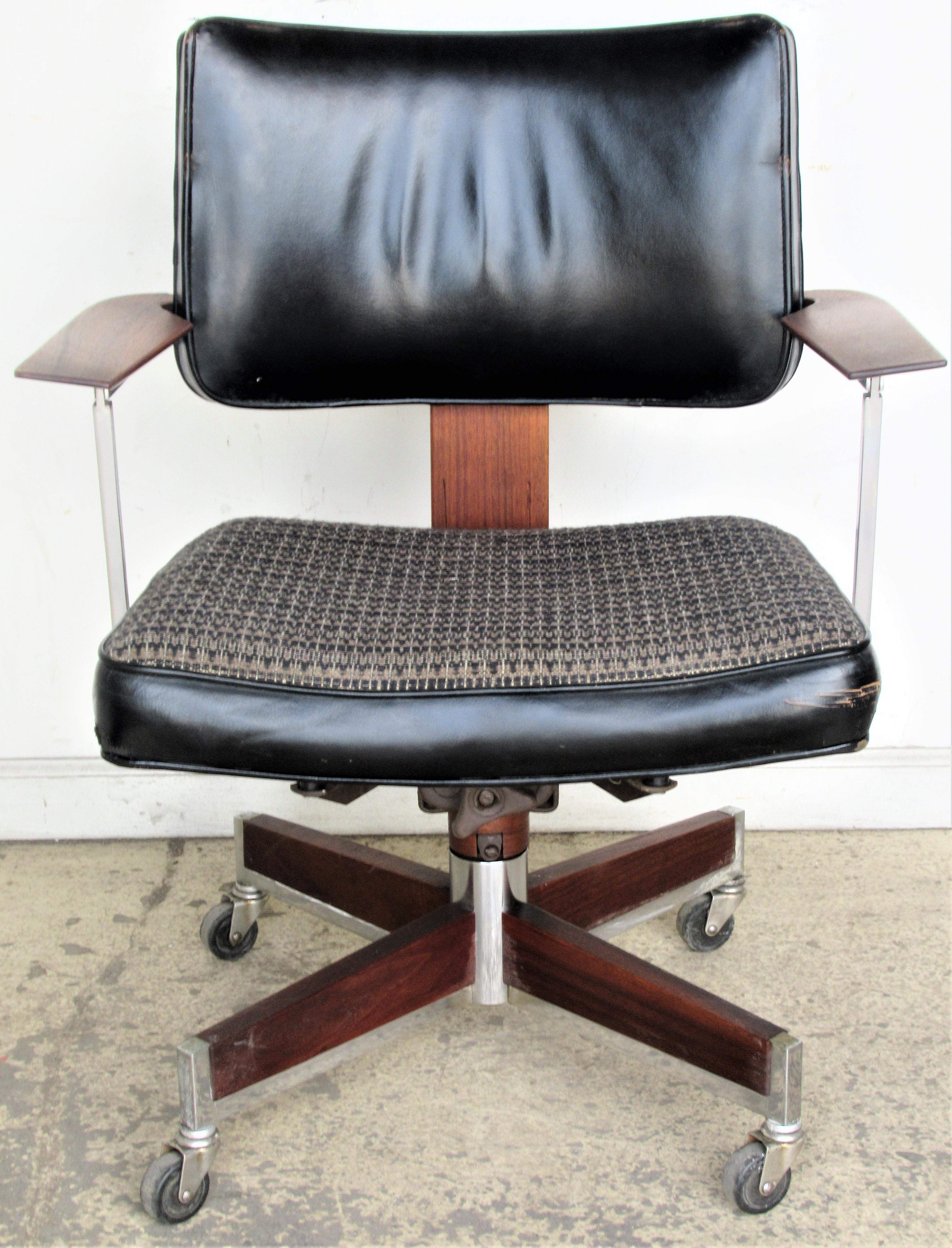 Classic Executive Desk Chair by Gunlocke In Good Condition In Rochester, NY