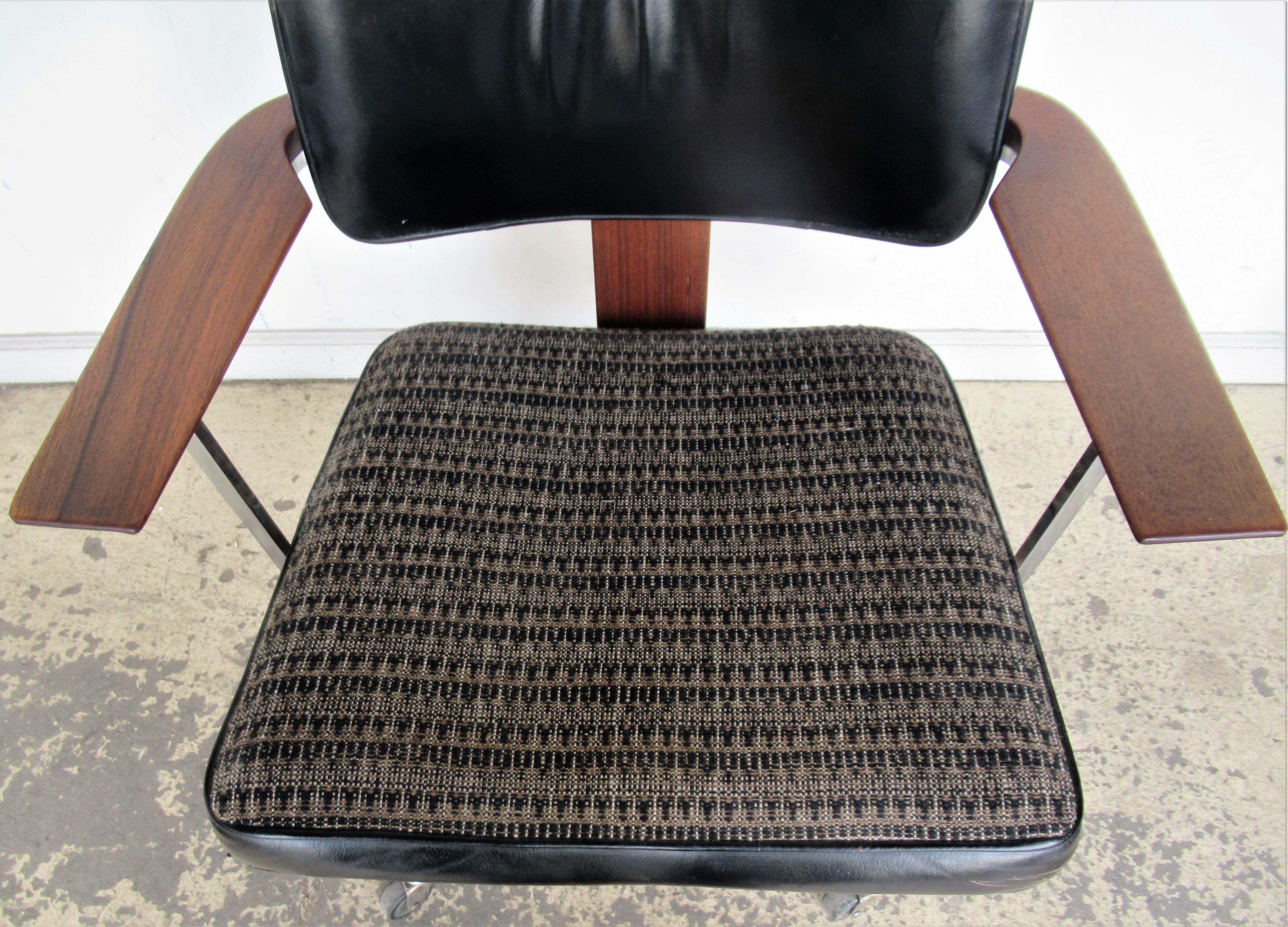 Classic Executive Desk Chair by Gunlocke 1