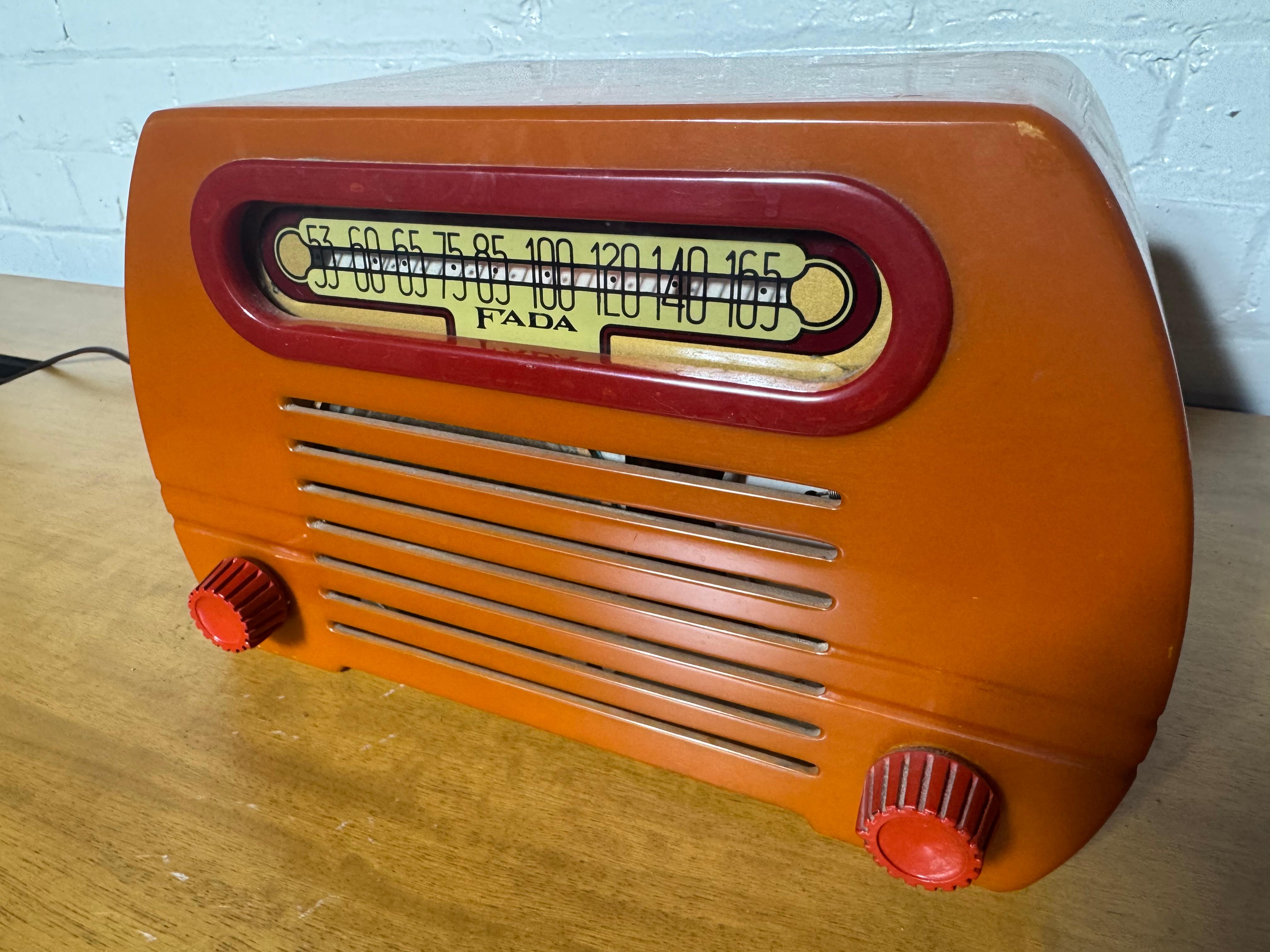 Art Déco Fada classica modello 652  Radio a tubo arancione/rosso in catalina/bachelite in vendita