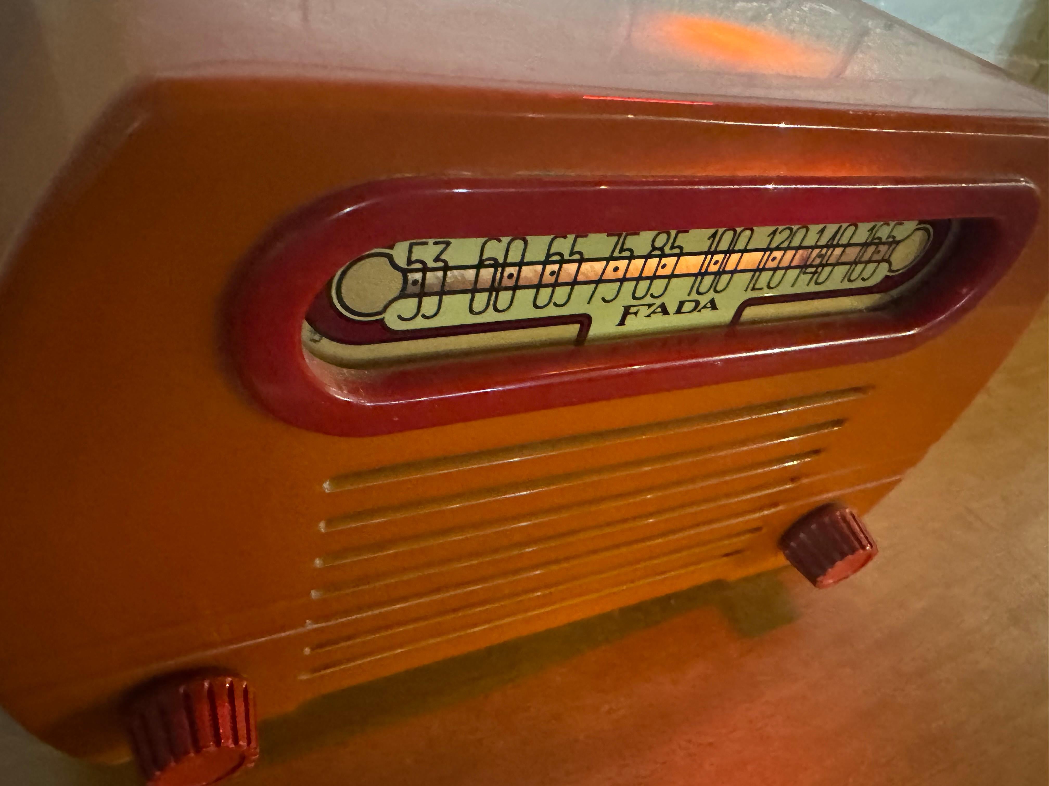 Americano Fada classica modello 652  Radio a tubo arancione/rosso in catalina/bachelite in vendita