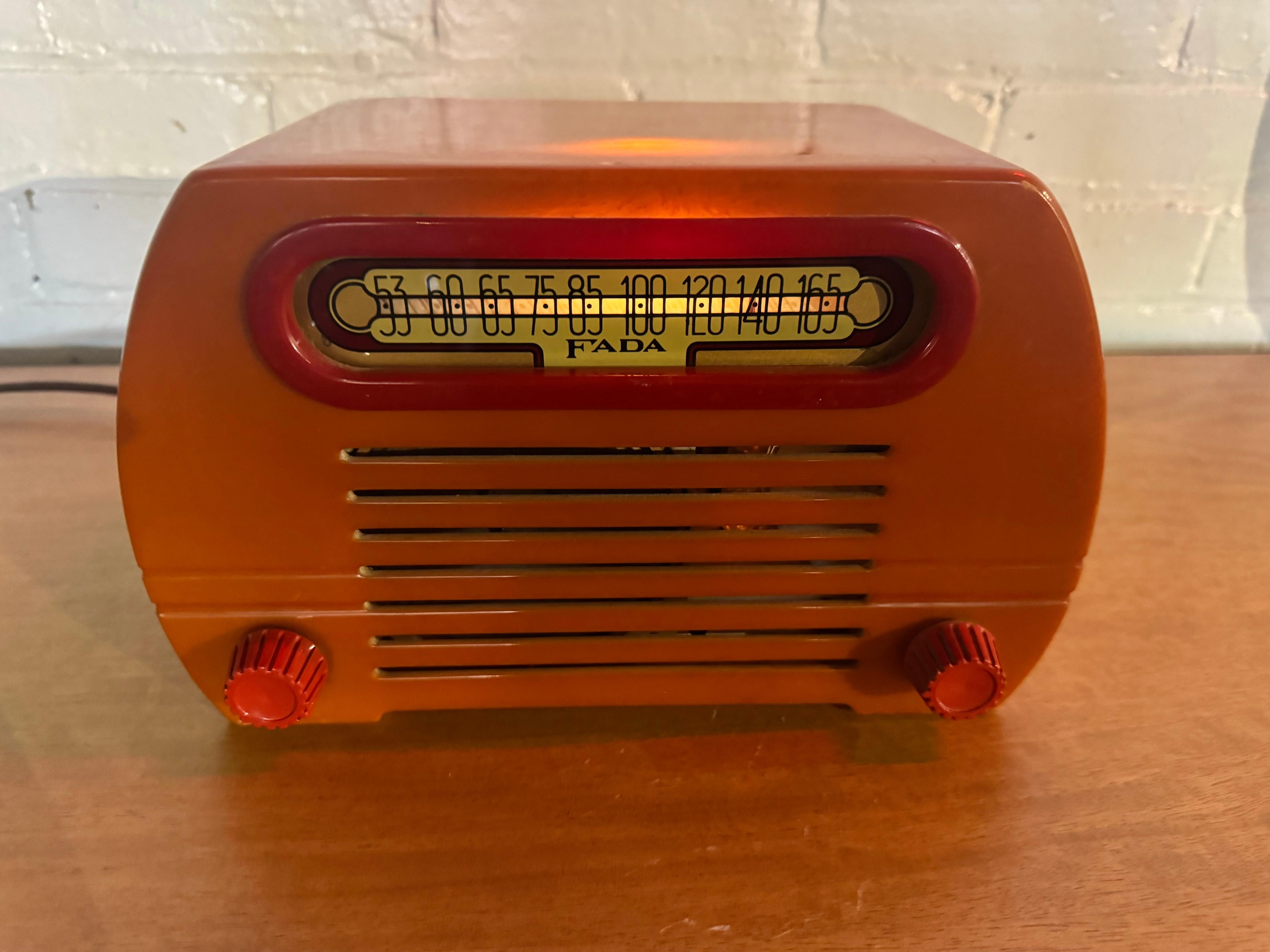 Fada classica modello 652  Radio a tubo arancione/rosso in catalina/bachelite In condizioni buone in vendita a Buffalo, NY