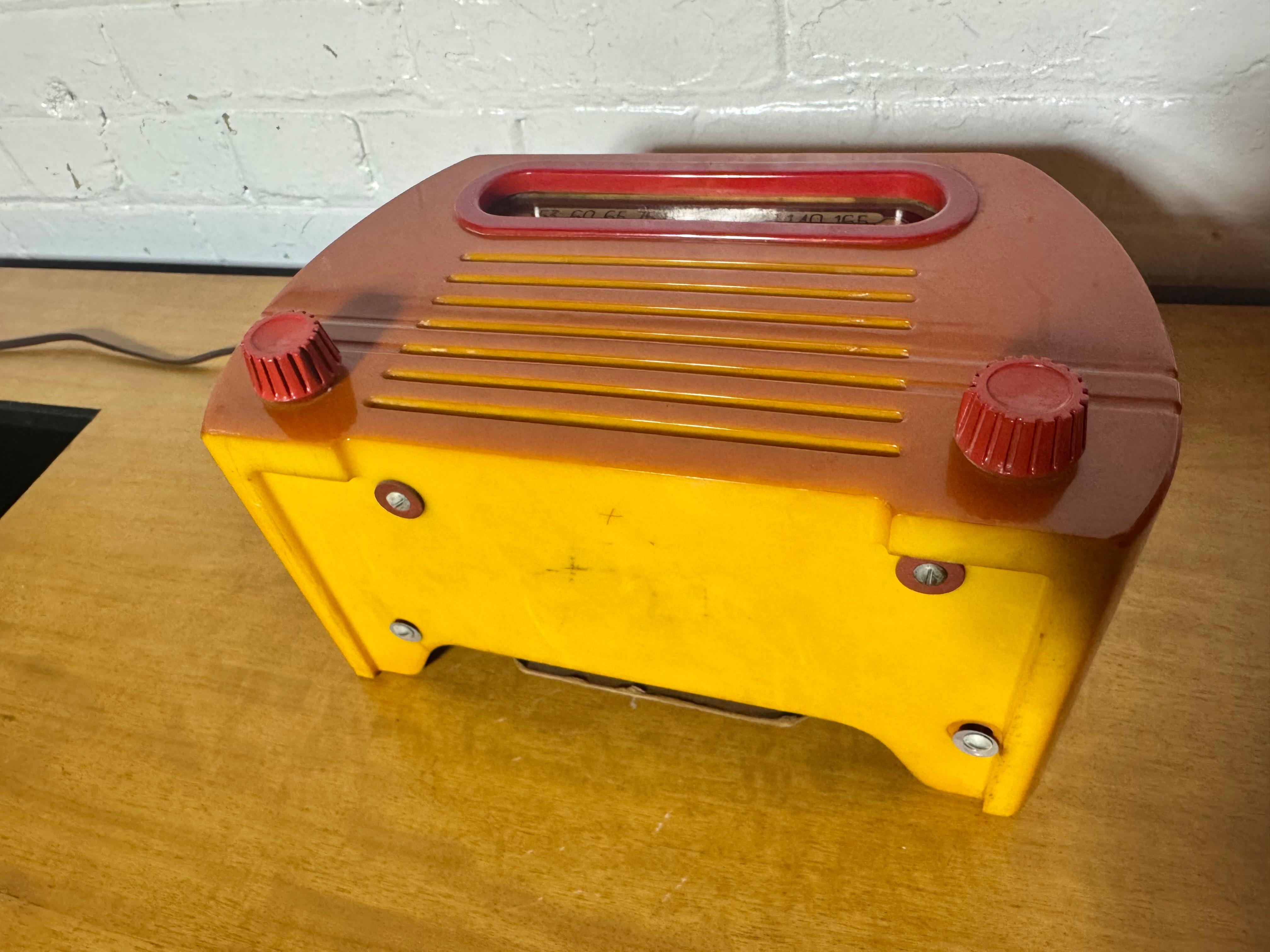 Metà XX secolo Fada classica modello 652  Radio a tubo arancione/rosso in catalina/bachelite in vendita